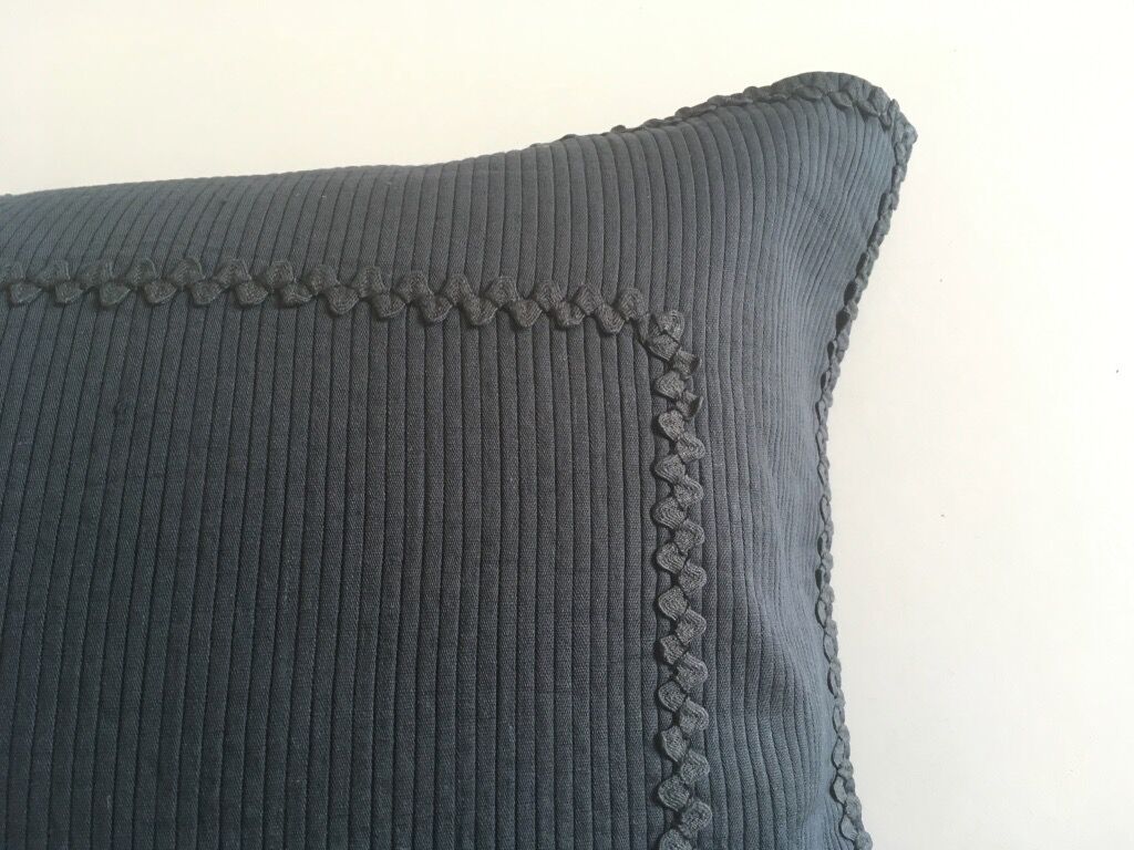 Housse de coussin 60s en piqué de coton bordée de croquet