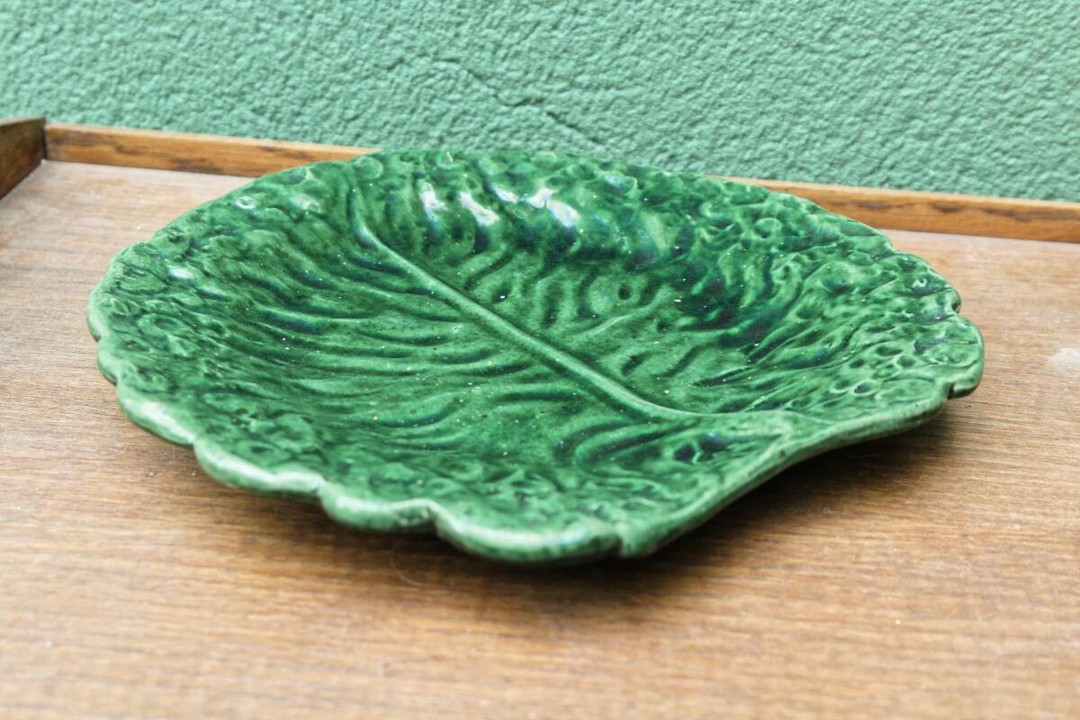 Cabbage leaf dish in slip, Aejitma, Vallauris