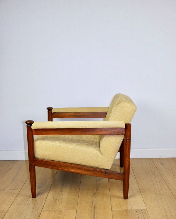 Fauteuil vintage PRL classique style loft des années 70 jaune crème doré