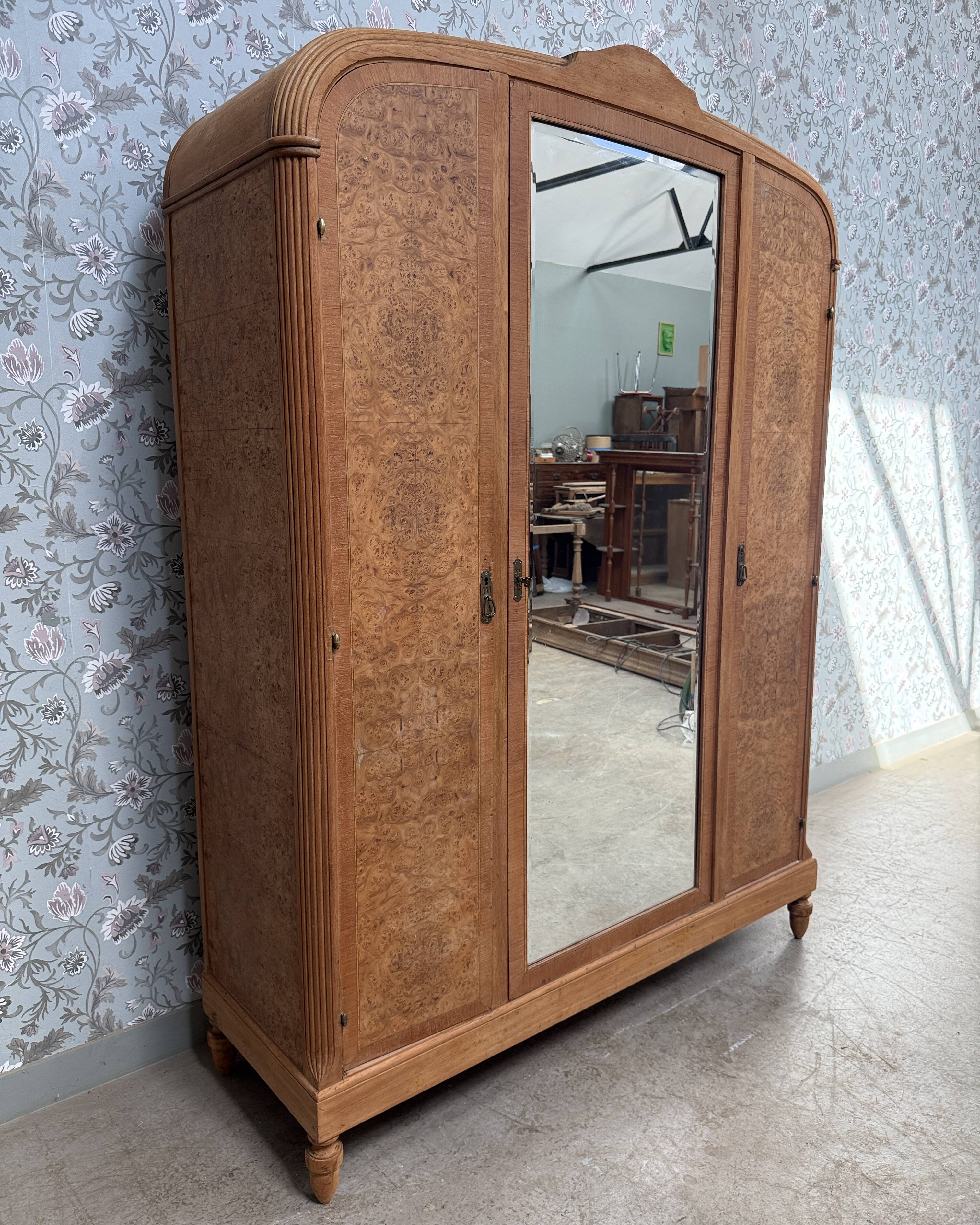 Armoire Art Déco en érable moucheté, rénovée