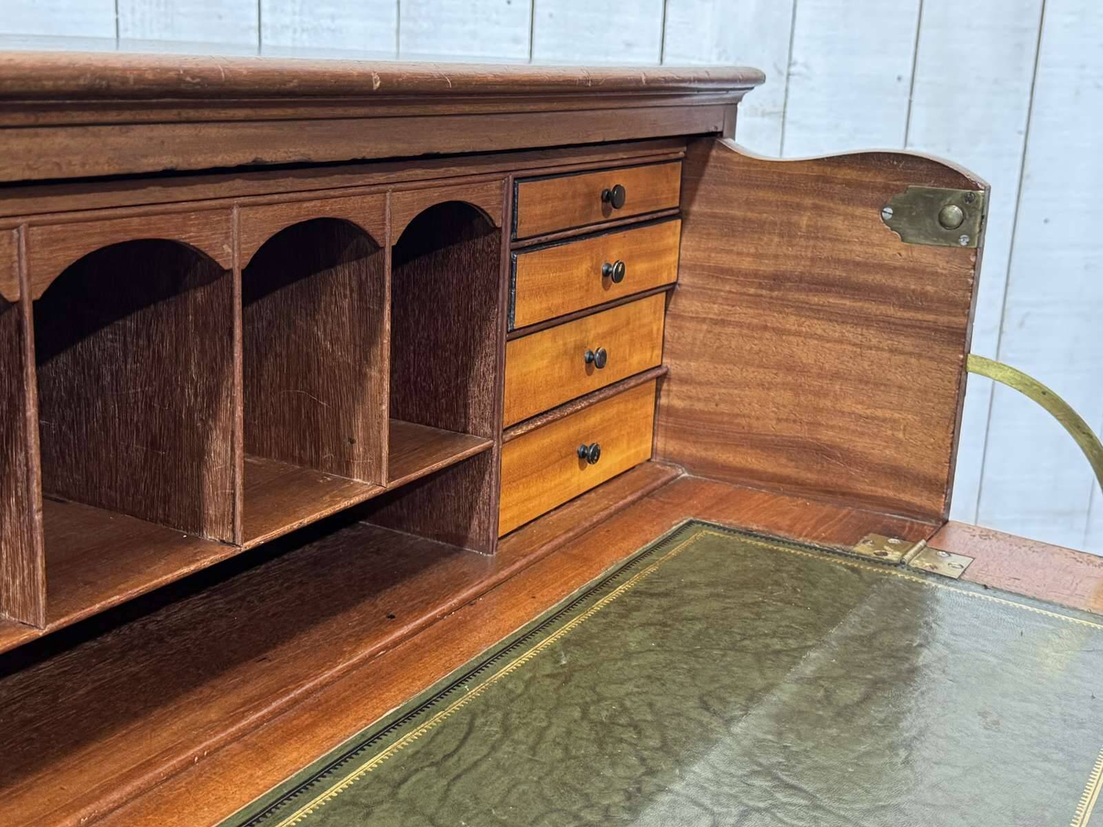 Commode secrétaire anglaise 19ème en acajou
