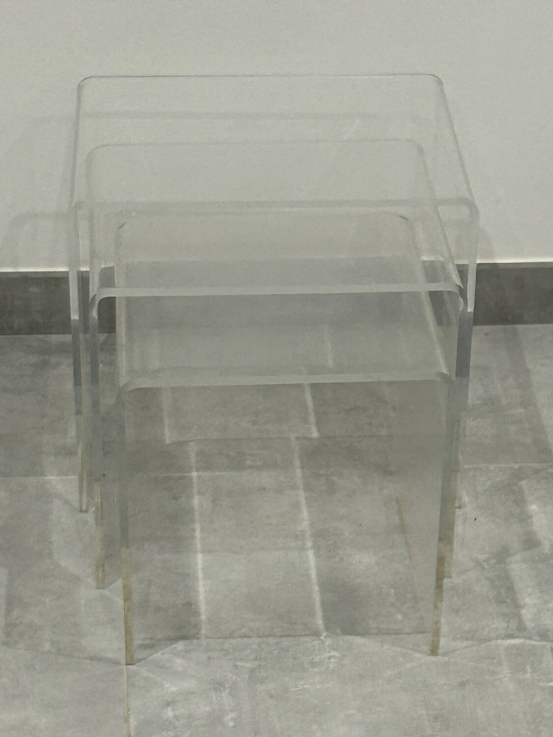 Set of 3 nesting tables in plexiglass.