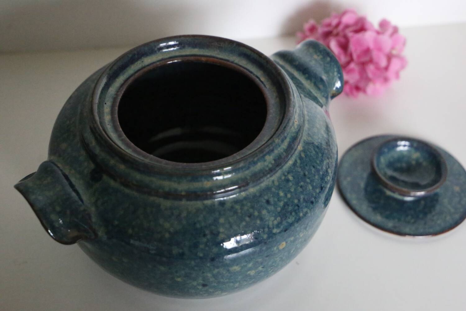 Soupière en poterie artisanale