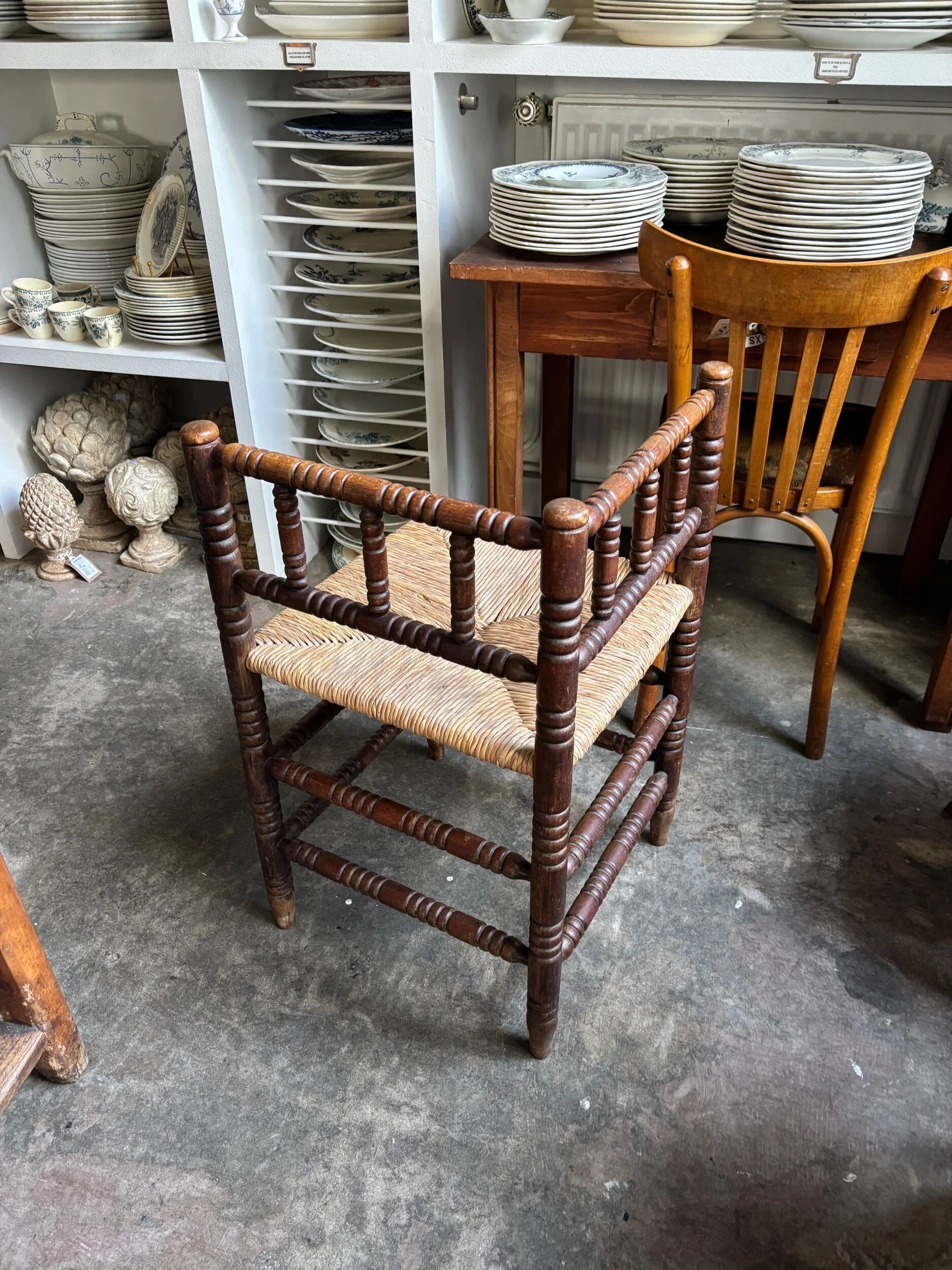 Corner chair in turned wood and straw
