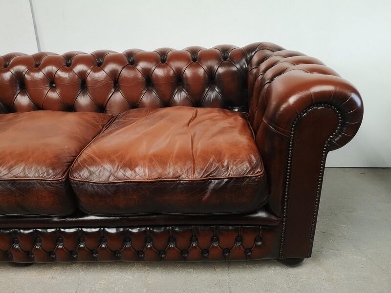 Brown leather chesterfield sofa 3 places