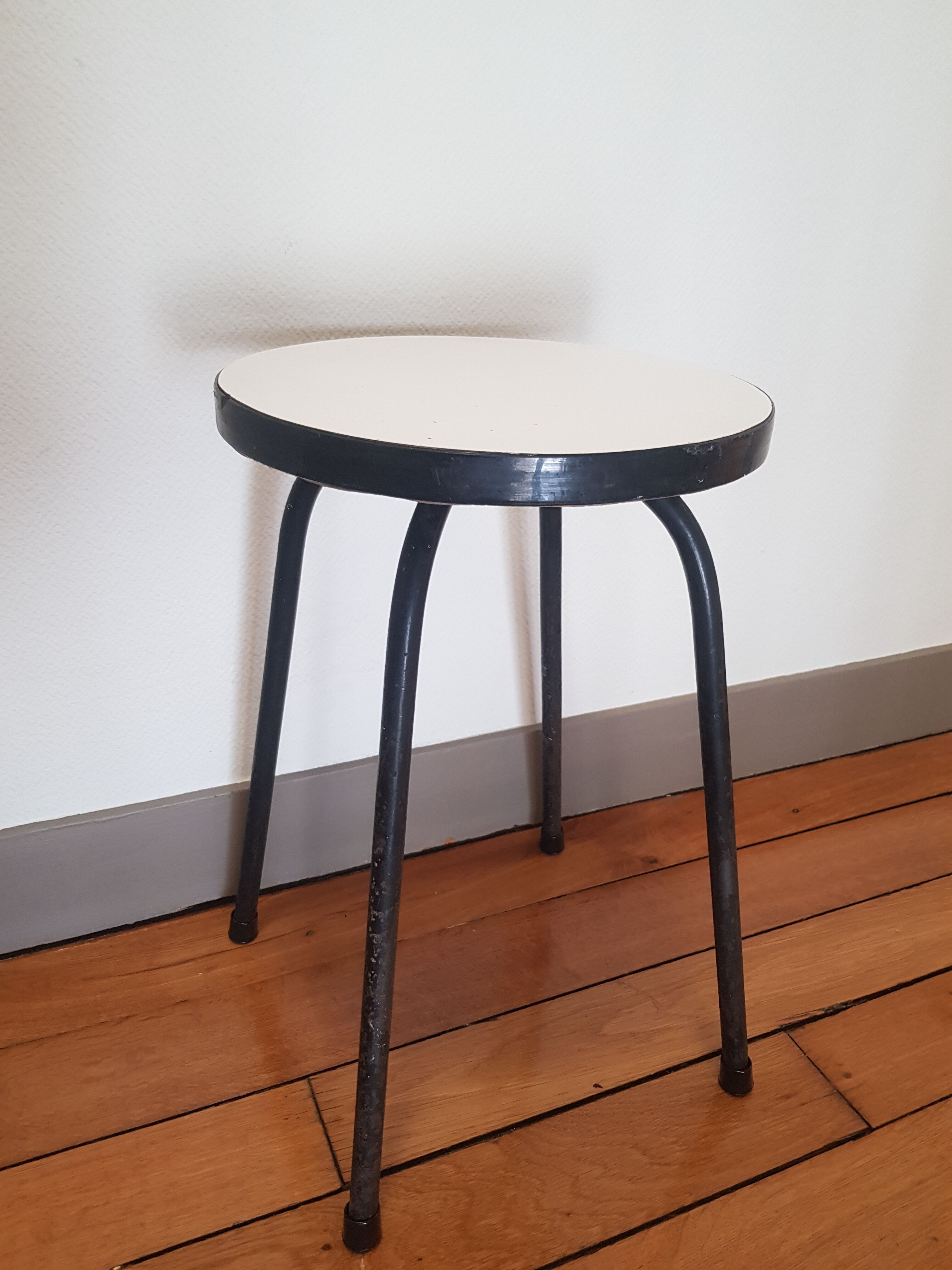 Round tabouret in formica