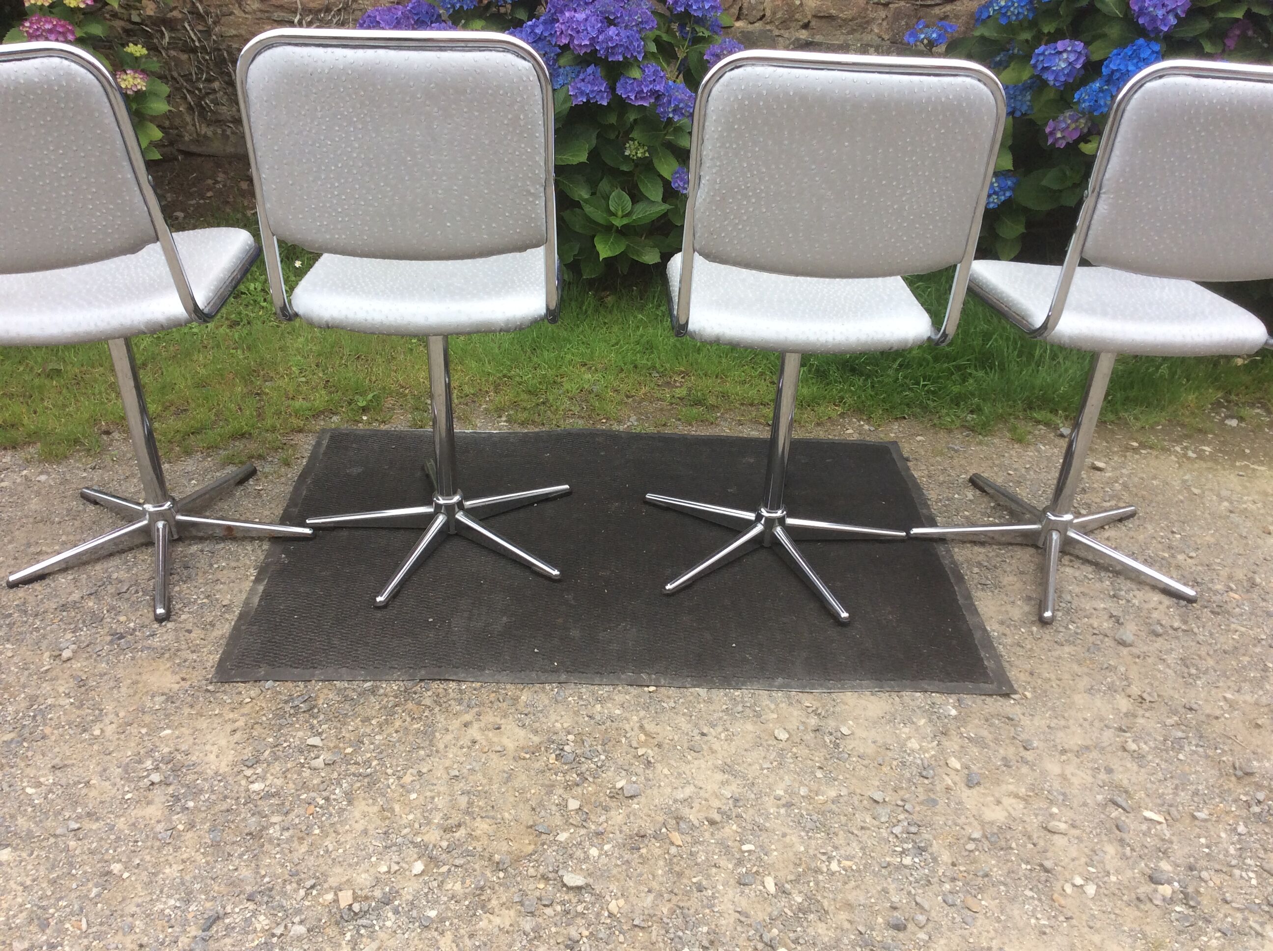 Vintage swivel chairs with chrome tubular base and silver skaï brand unic desing.