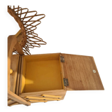 Oak and calisson yellow worker
