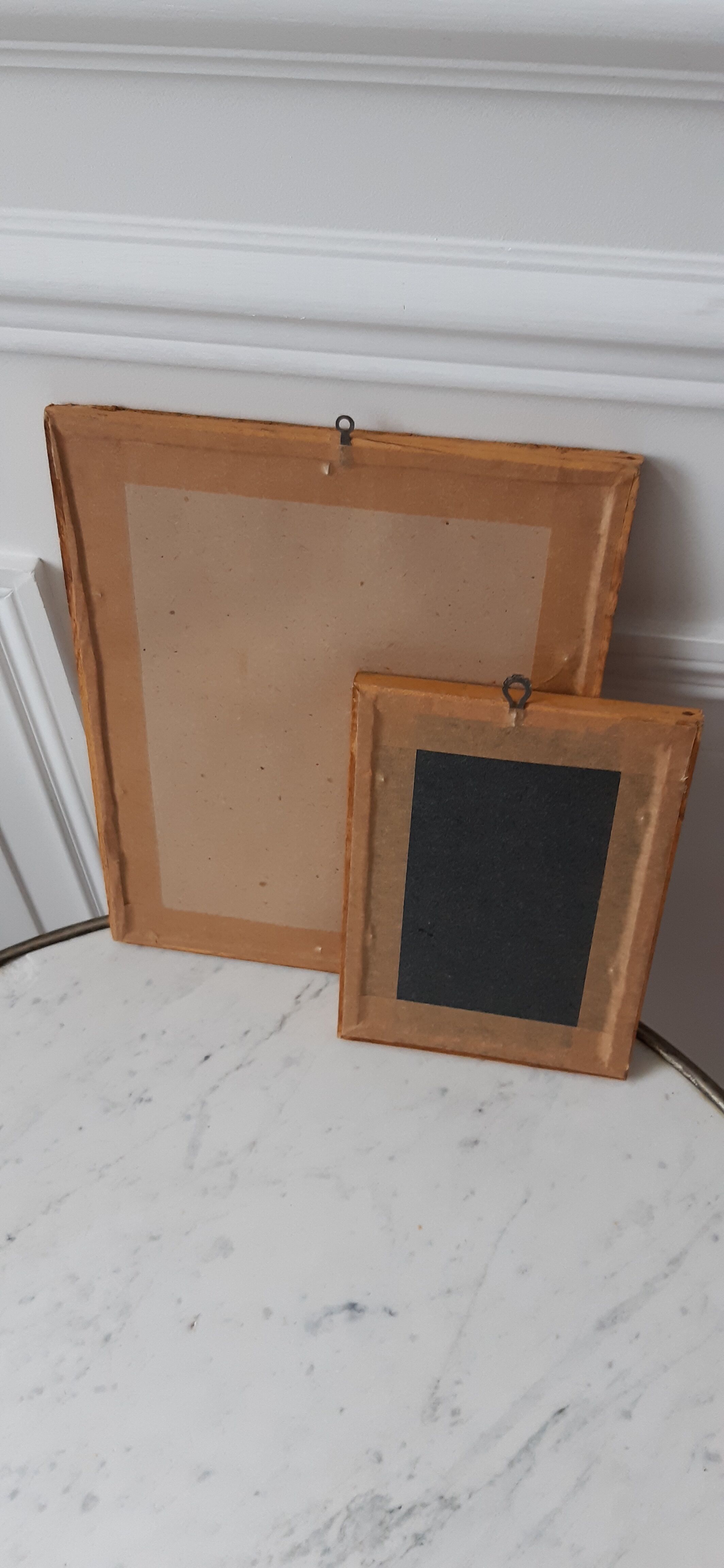 Paire de miroirs anciens en bois et en plâtre doré