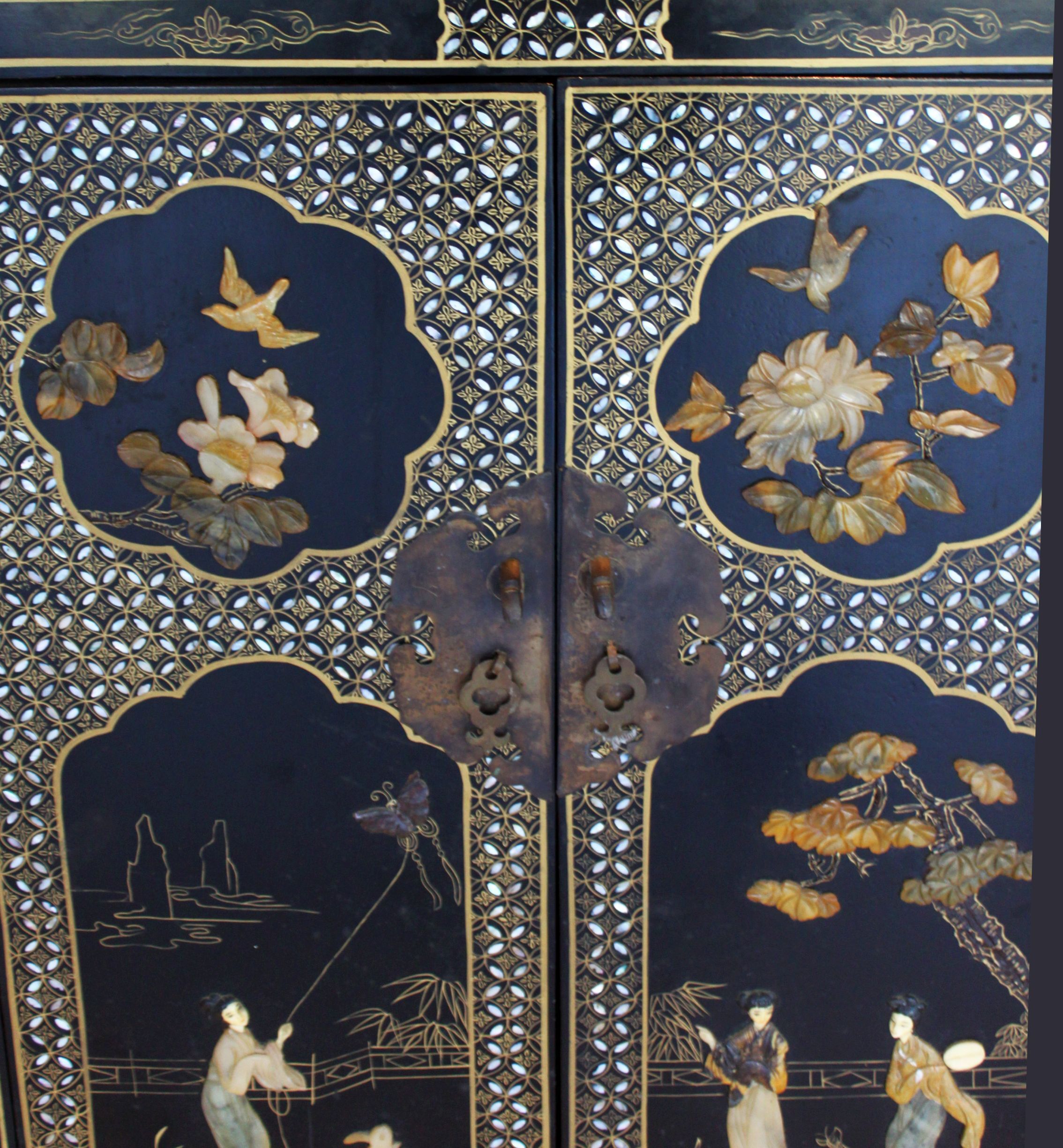 Commode chinoise en bois et nacre, milieu XXème