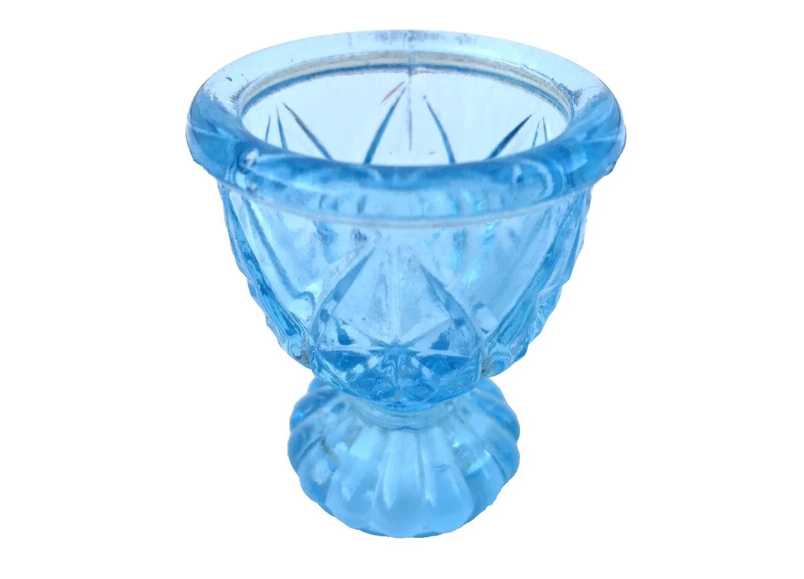 Ancien coquetier piédouche godronné  verre bleu transparent