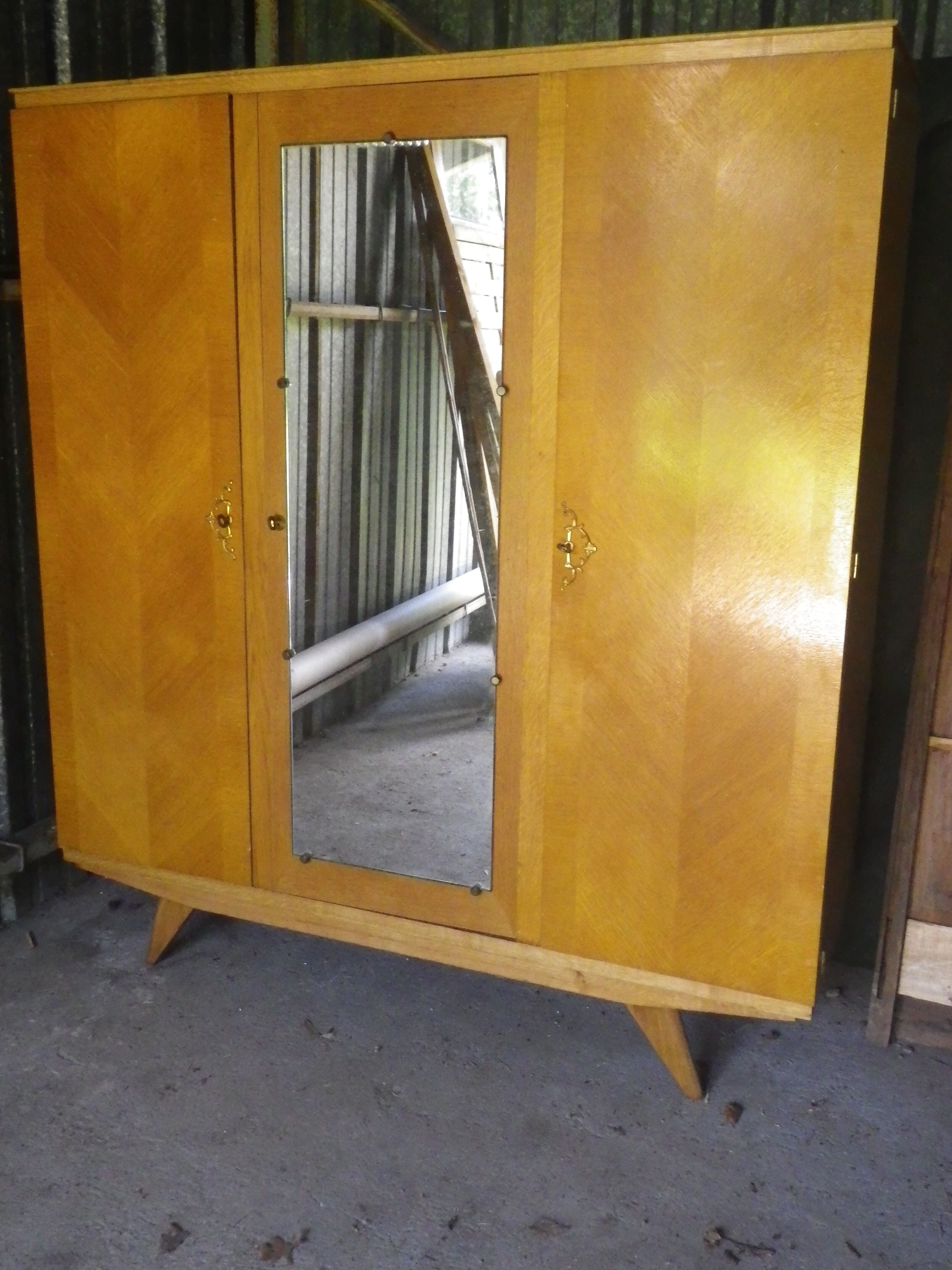 Vintage wardrobe (year 60) compass feet