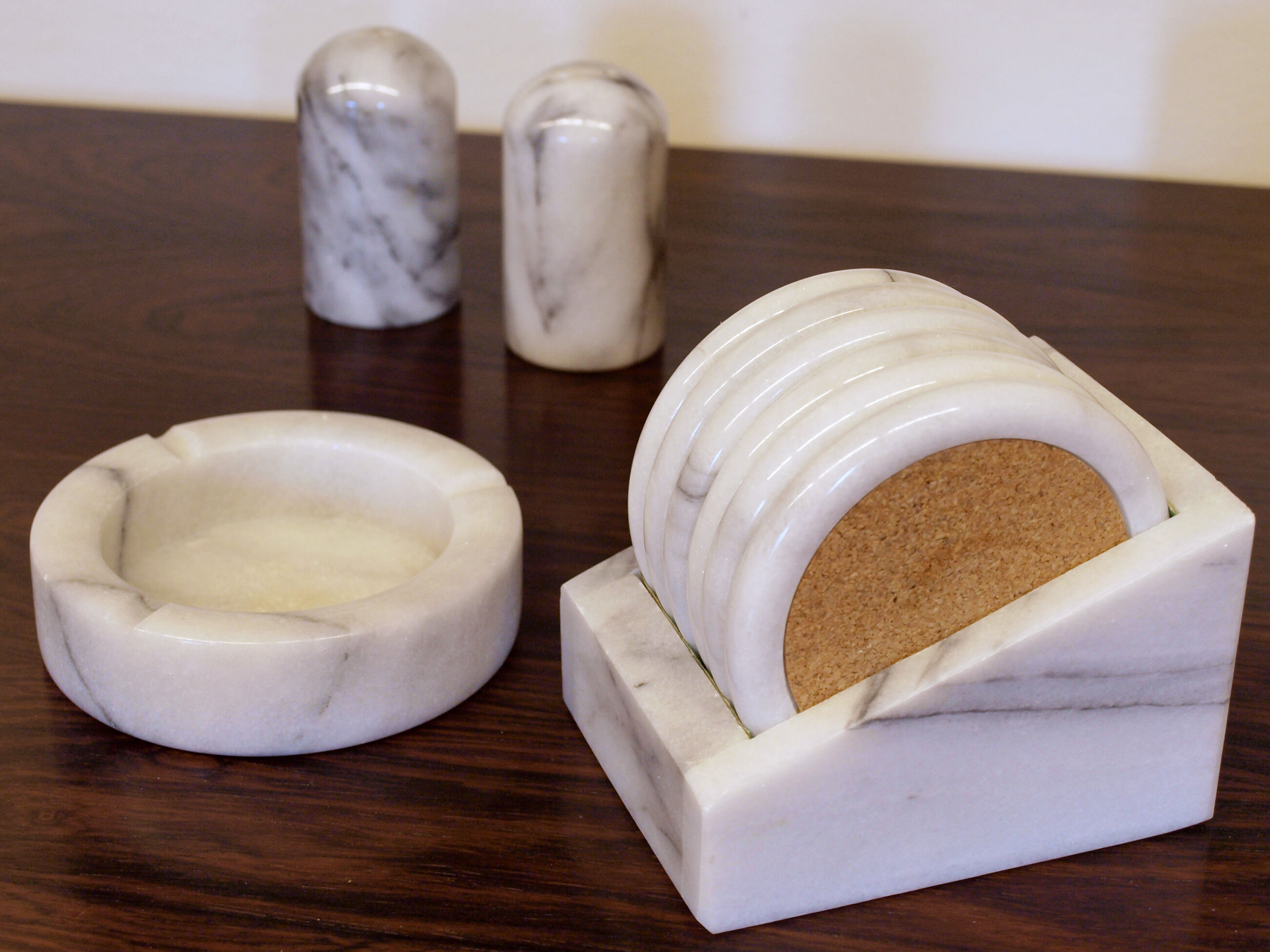 Set of table accessories in Carrara marble