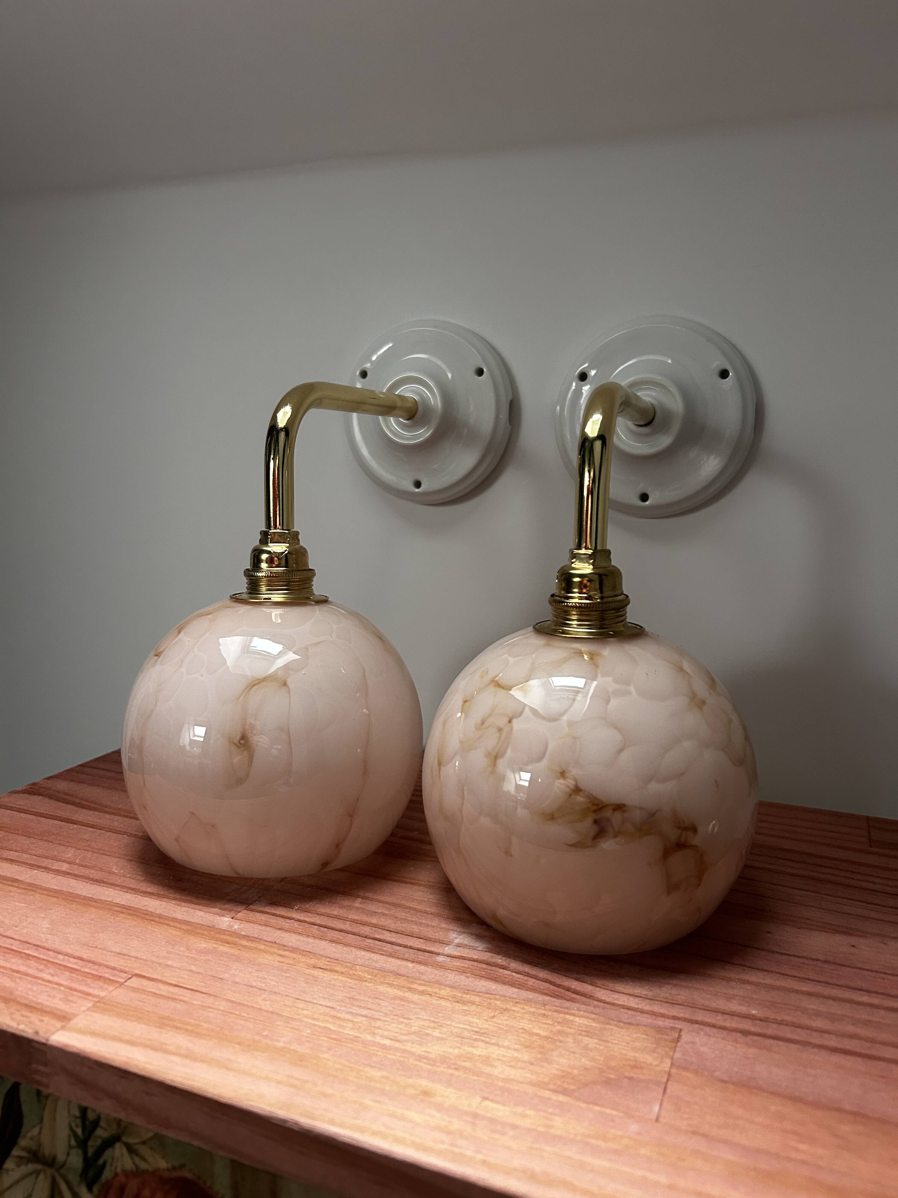 Paire d’appliques murales en opaline rose marbrée