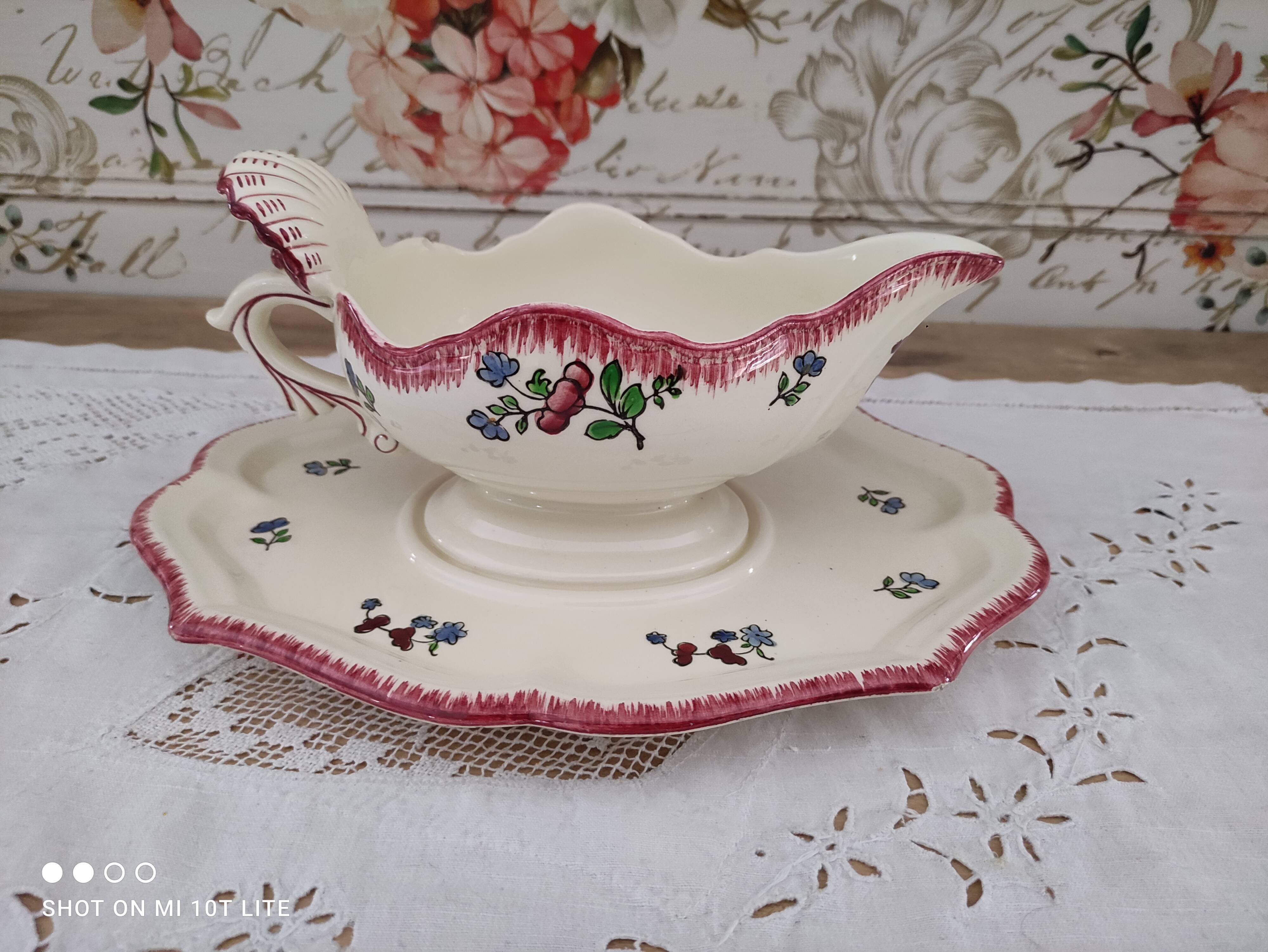 Gravy boat on frame Gien France Lorraine model