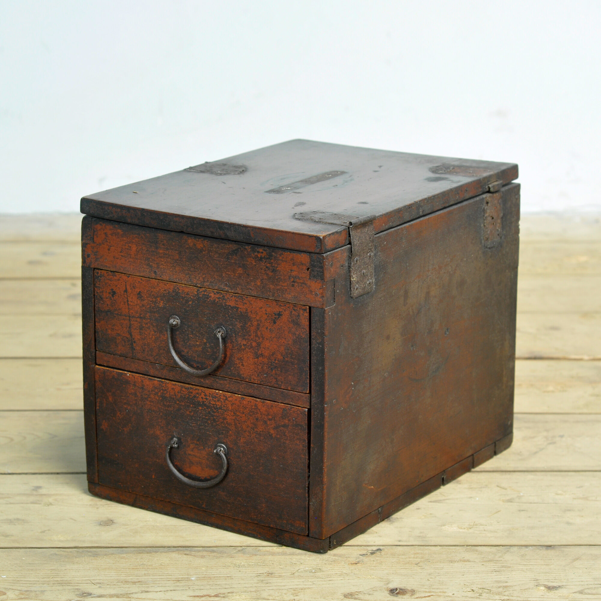 Petite commode japonaise, vers 1900