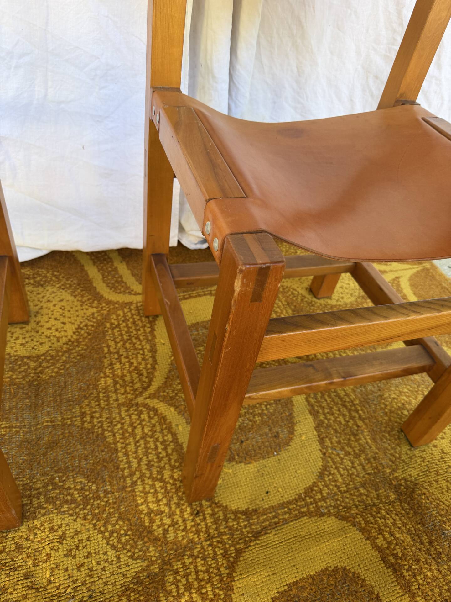 Set of 4 chairs Maison Regain in leather and solid elm.