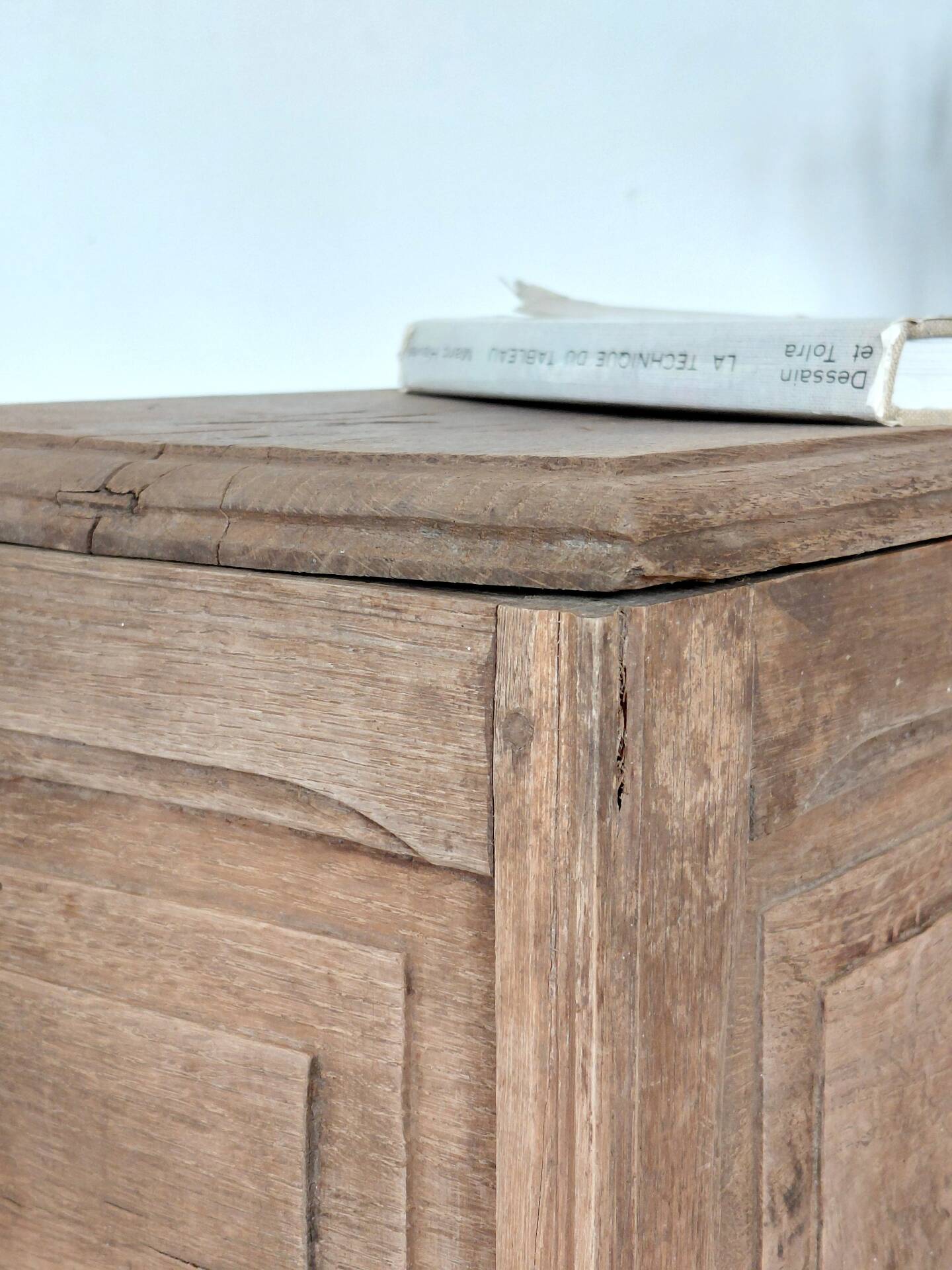 Large antique wedding chest in raw oak from the 19th century (shallow depth)