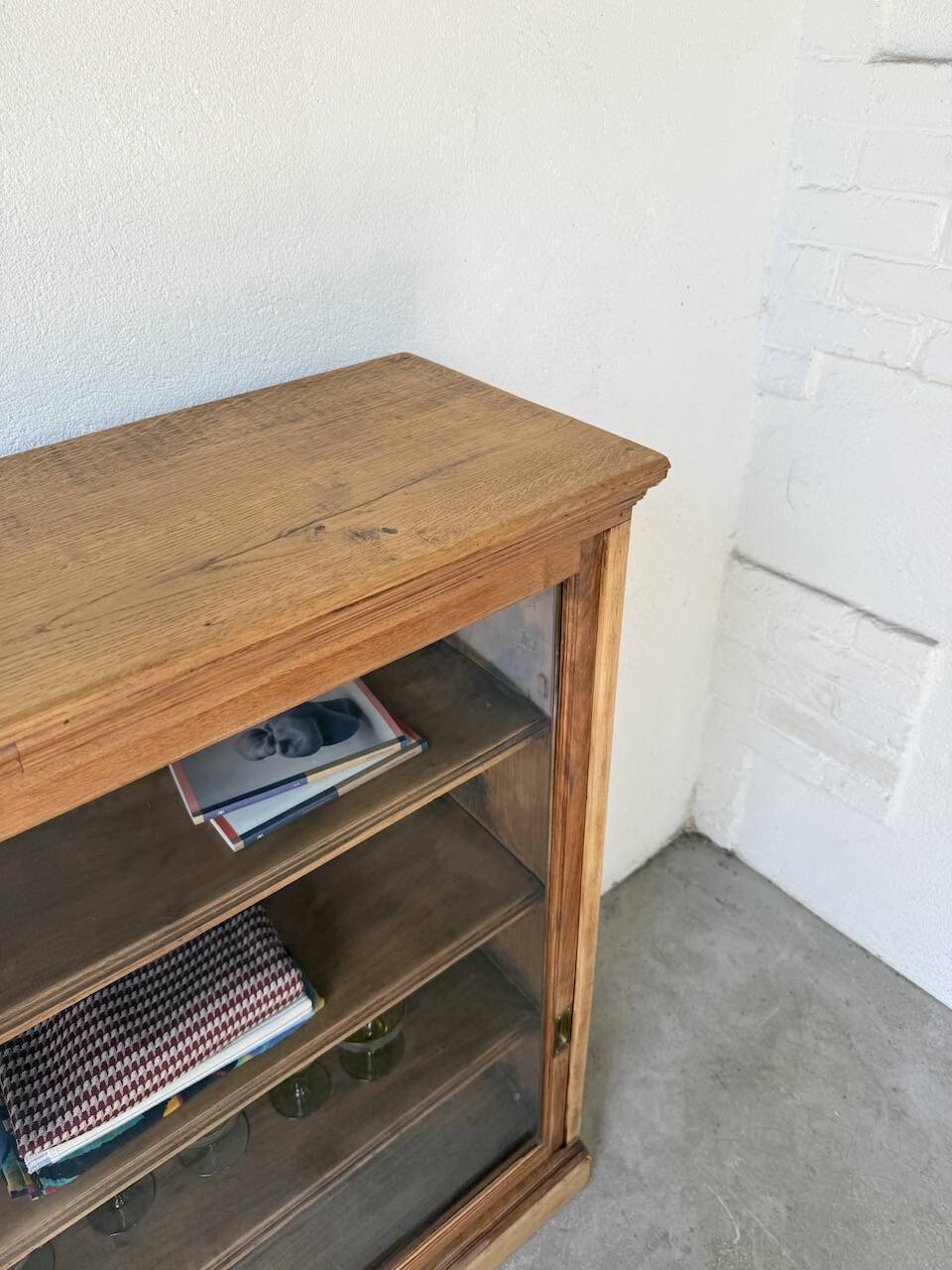 Enfilade vitrée en chêne, années 50