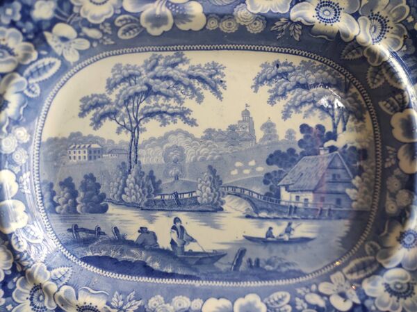 Grand plat de service ancien, Wild Rose par Bell, Cook & Co.