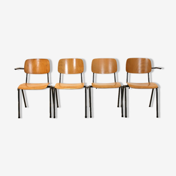 Banc d'école composé de 4 chaises empilables en contreplaqué industriel par Marko Holland