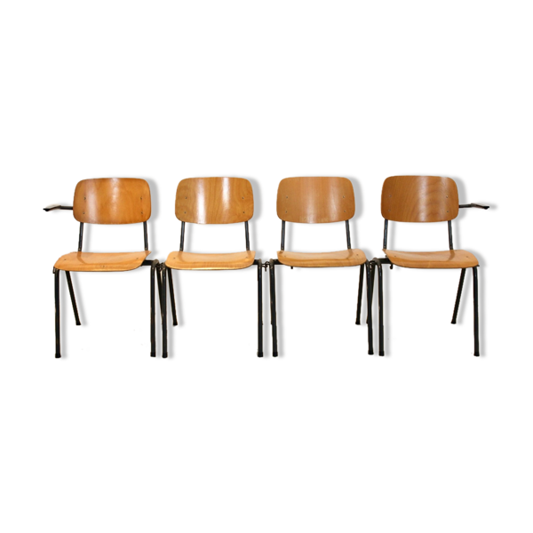 Banc d'école composé de 4 chaises empilables en contreplaqué industriel par Marko Holland