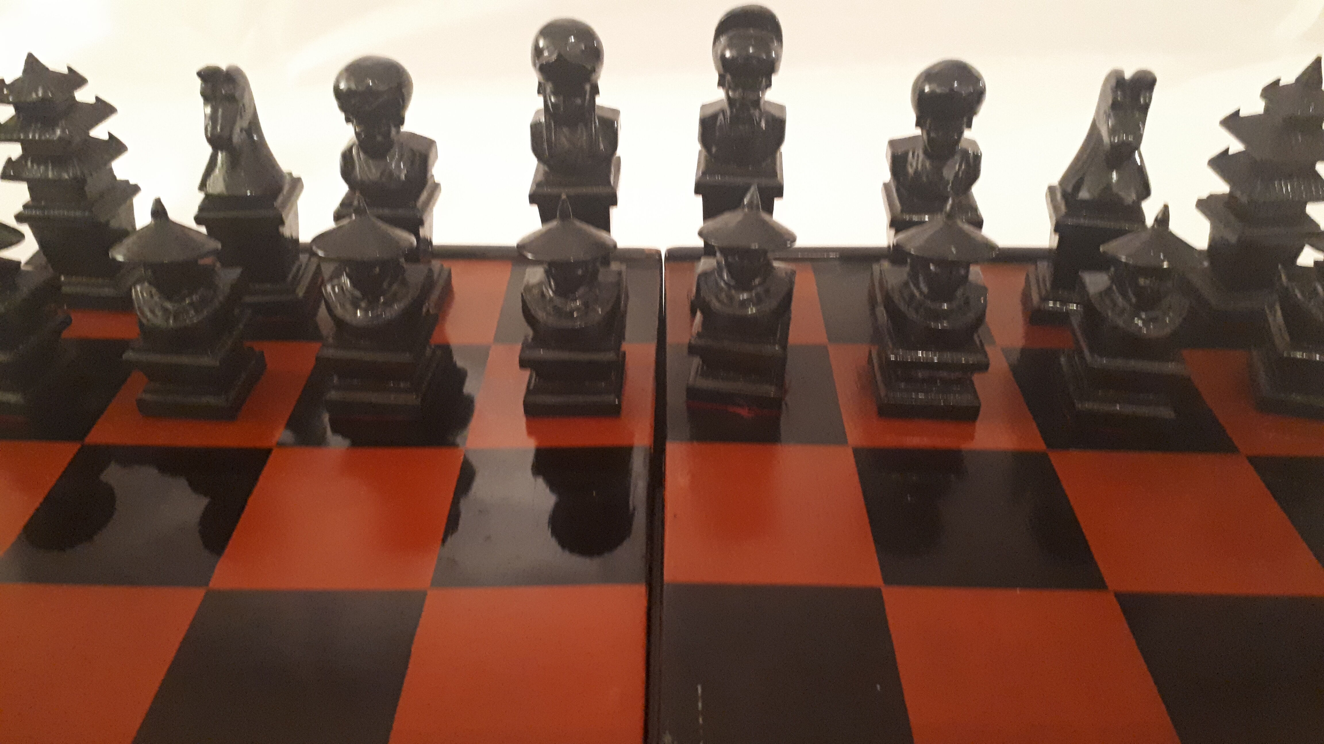 Chess in chinese lacquer red and black, chinese parts