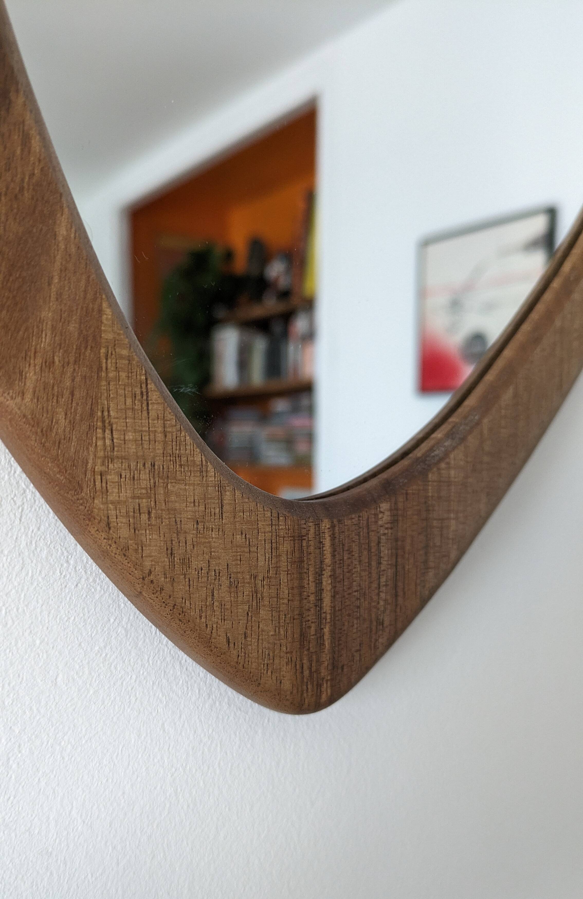 Miroir en noyer massif de style mid-century modern / scandinave