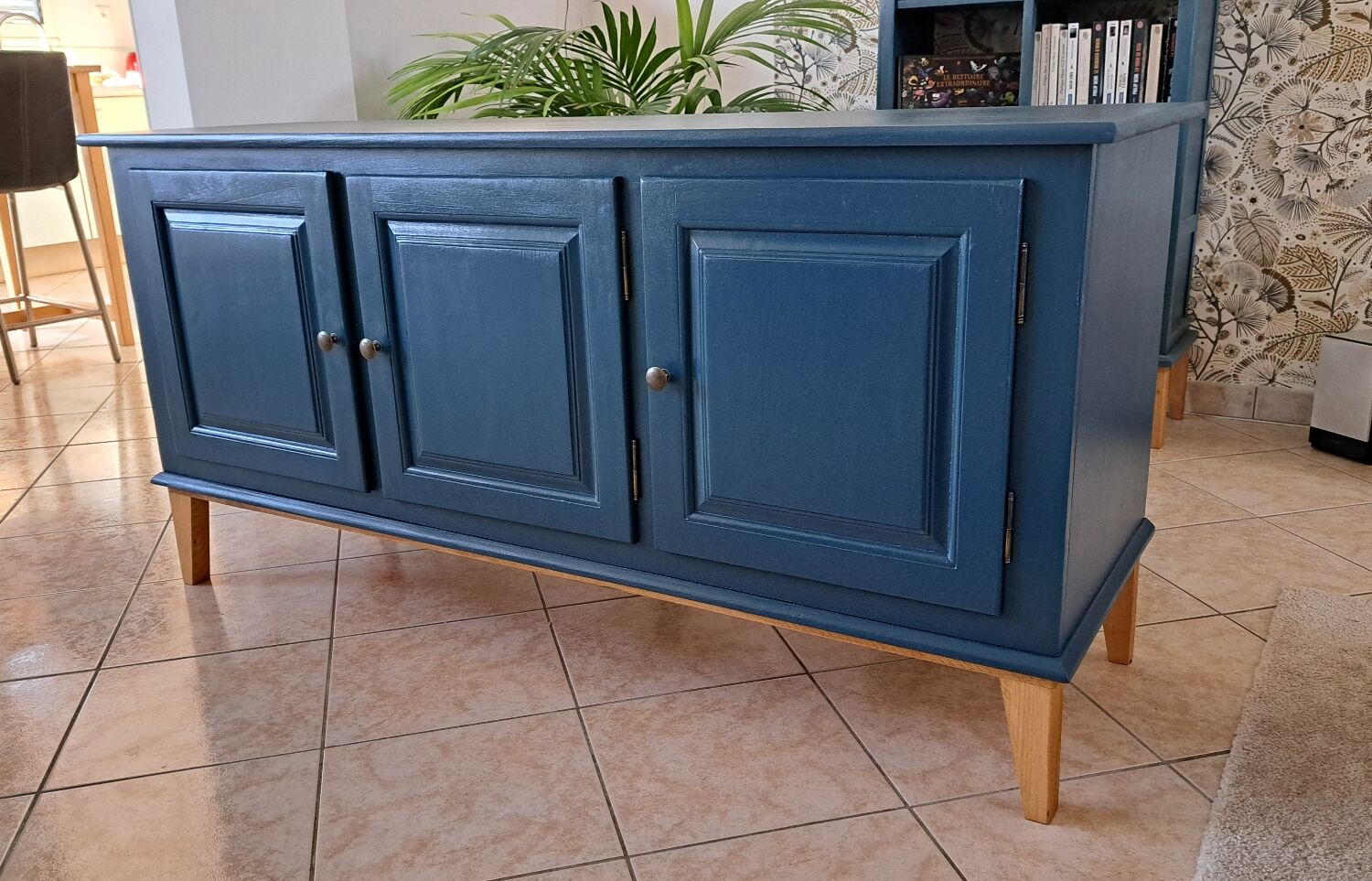 Buffet with red sweet sauce and blue garnish.