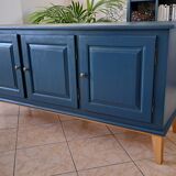 Buffet with red sweet sauce and blue garnish.