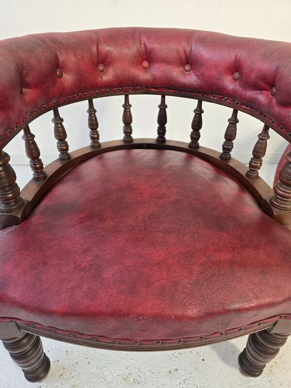 Paire de fauteuils tonneau en bois tourné et cuir bordeaux – Productio