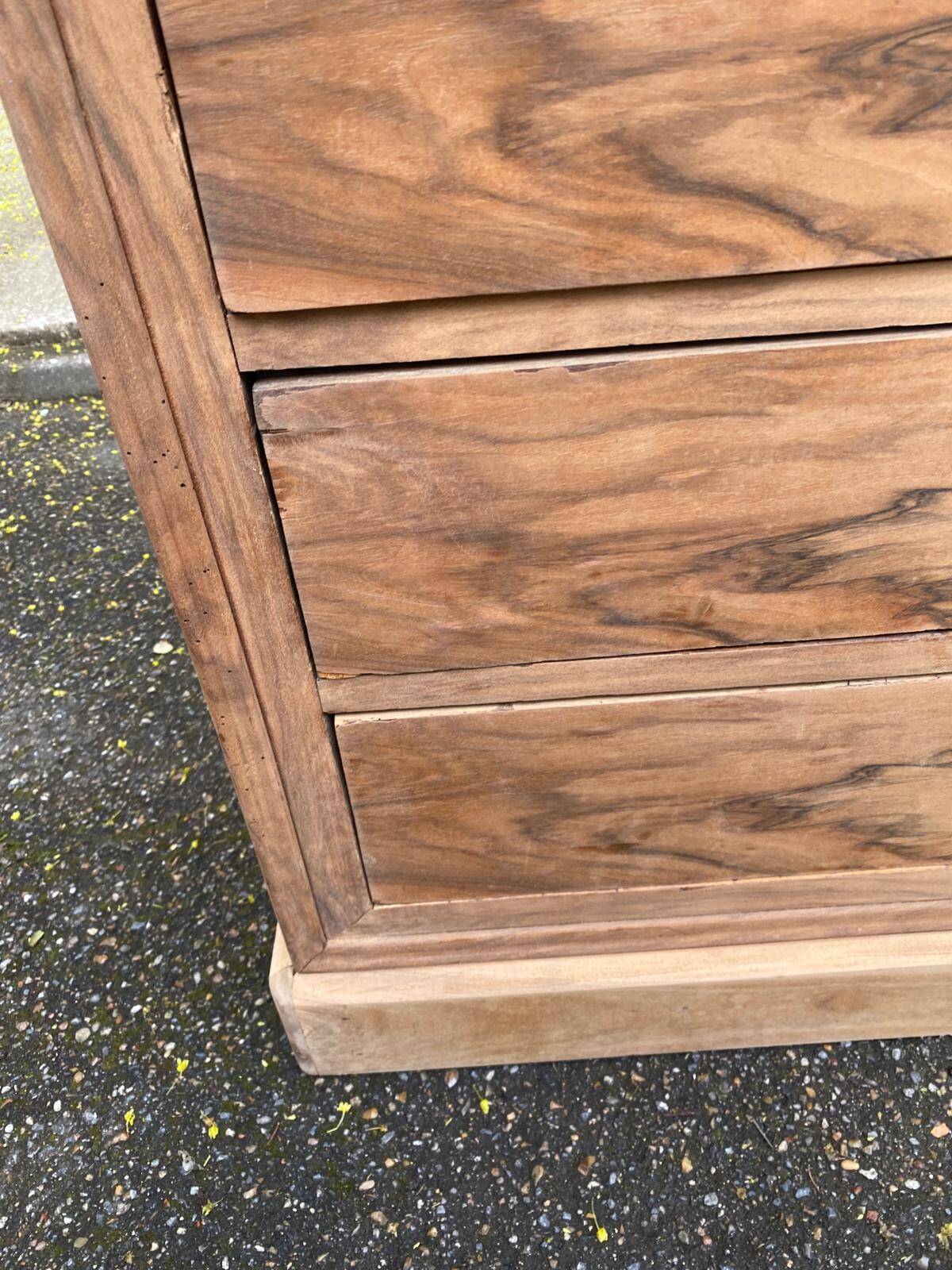 Renovated Louis Philippe chest of drawers in solid wood and walnut veneer from the 18th century.