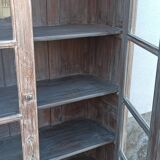 Armoire vitrée en bois ancien blanchi