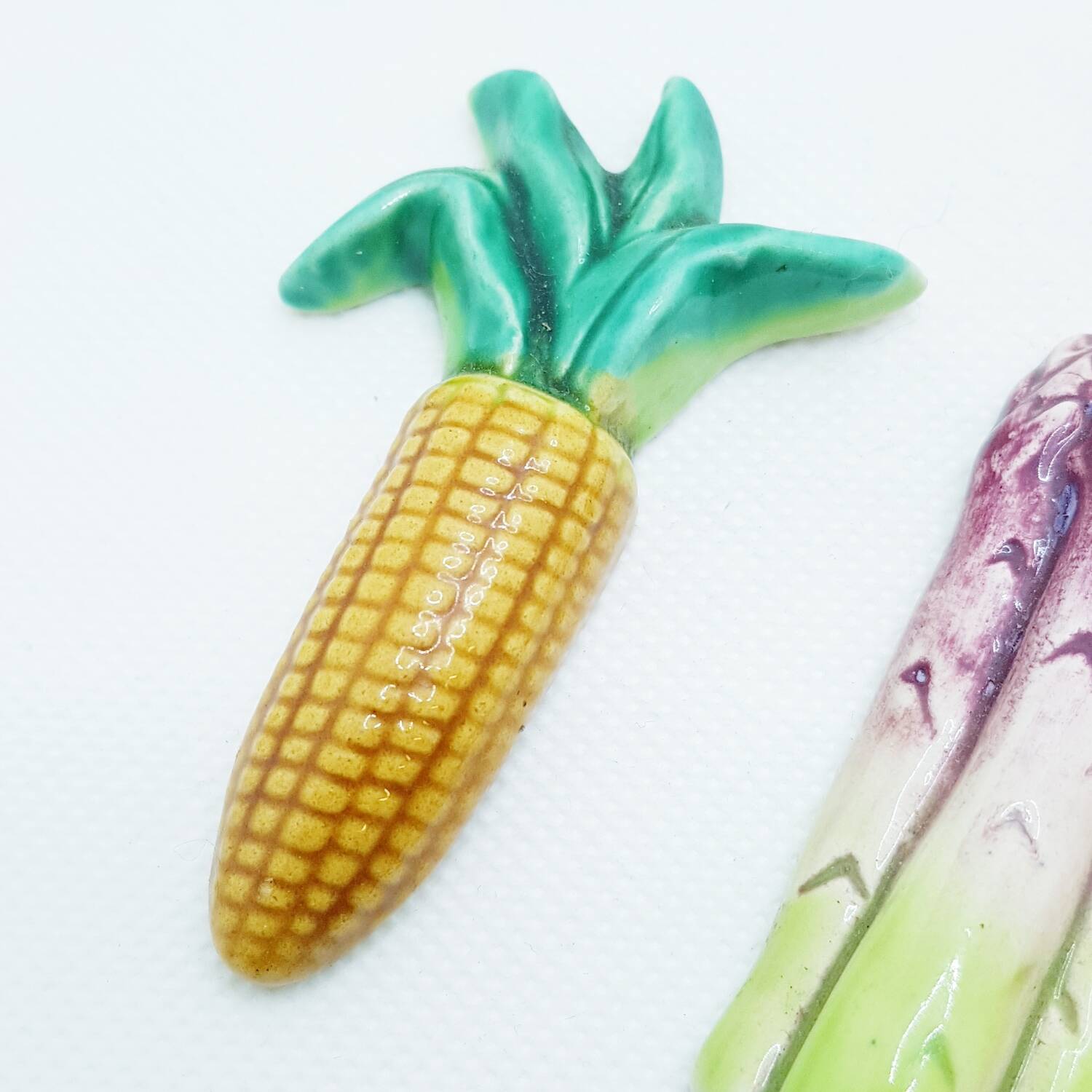 Ceramic vegetable cutlery rests