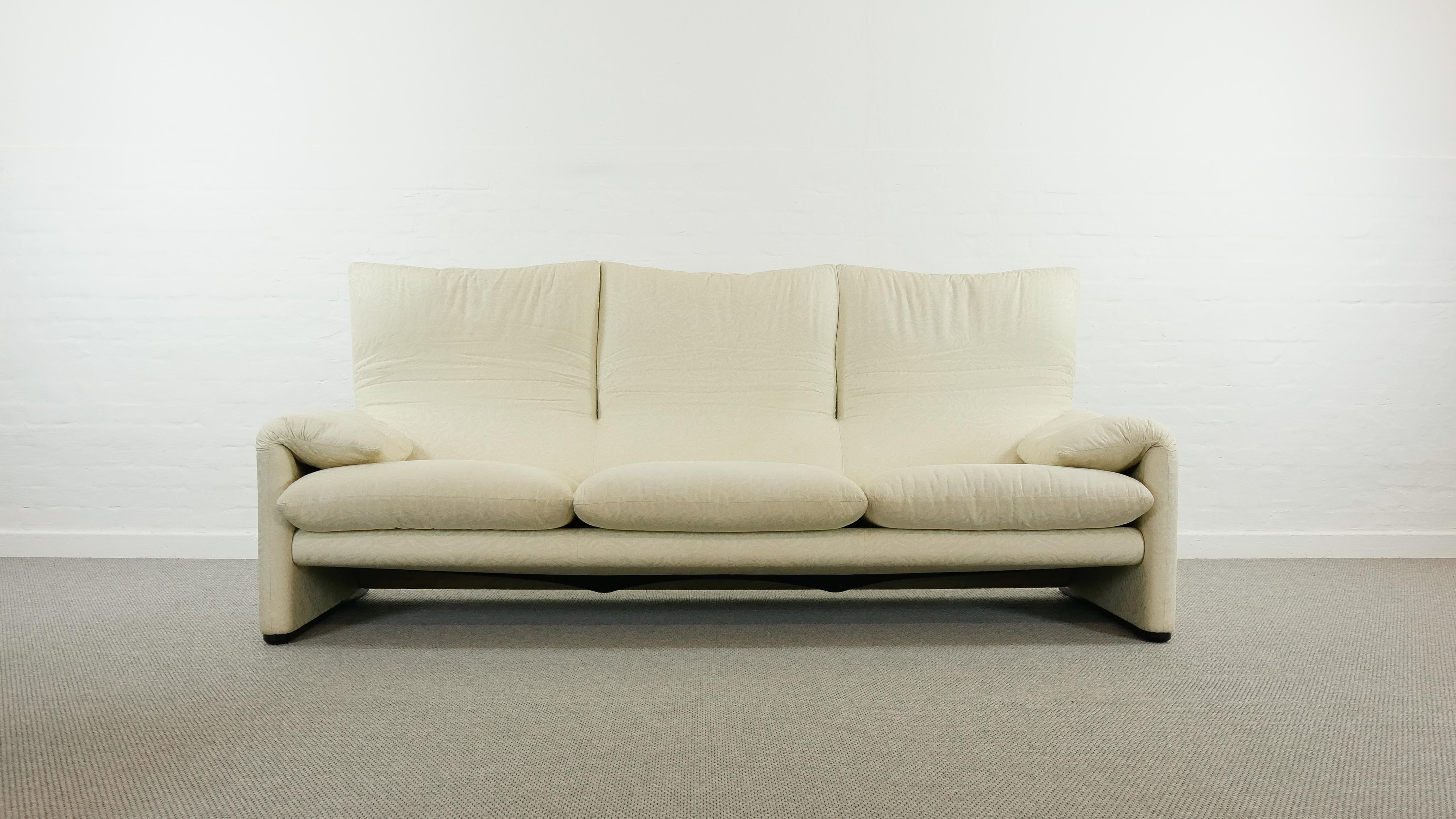 Maralunga 3-seat Sofa with Footrest in offwhite by Vico Magistretti for Cassina, Italy