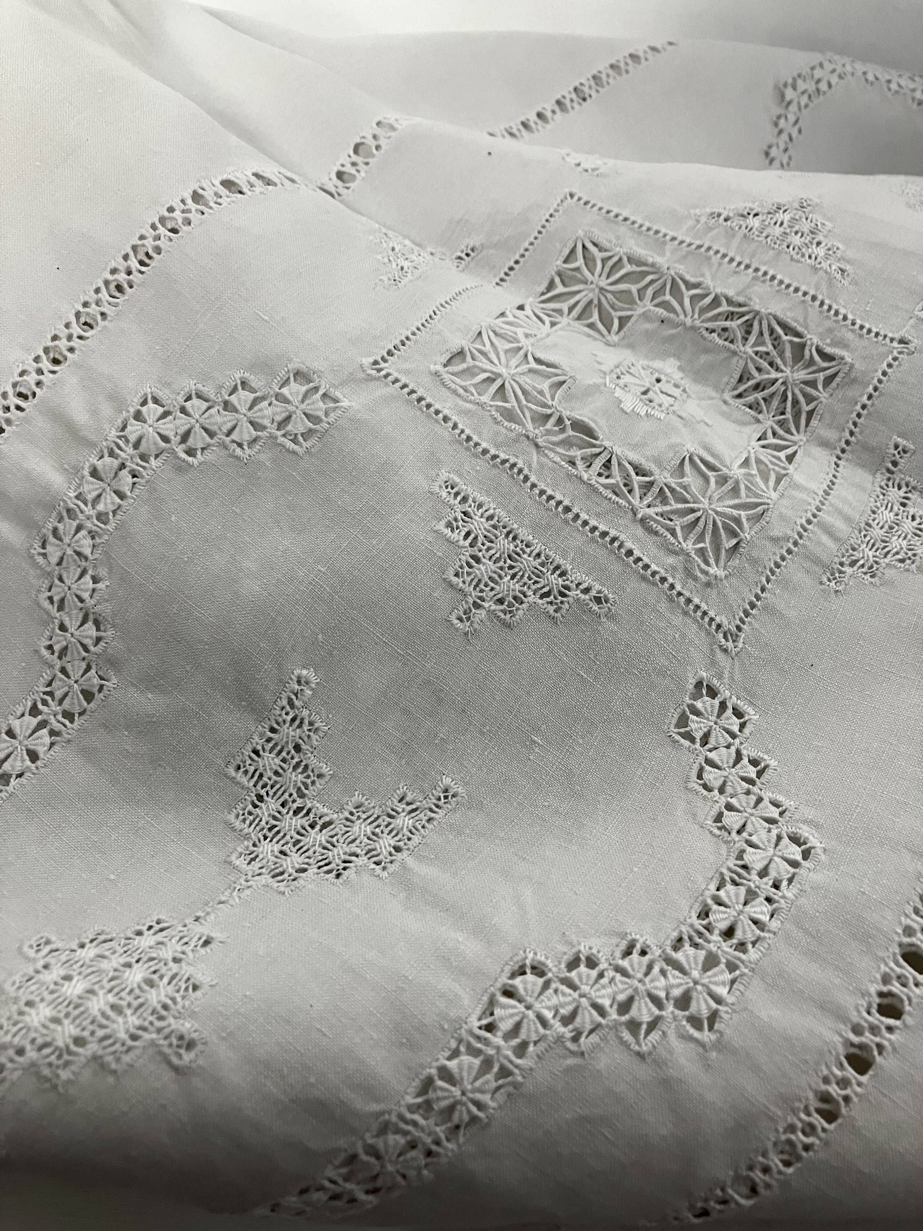 Exceptional old linen, very large embroidered tablecloth
