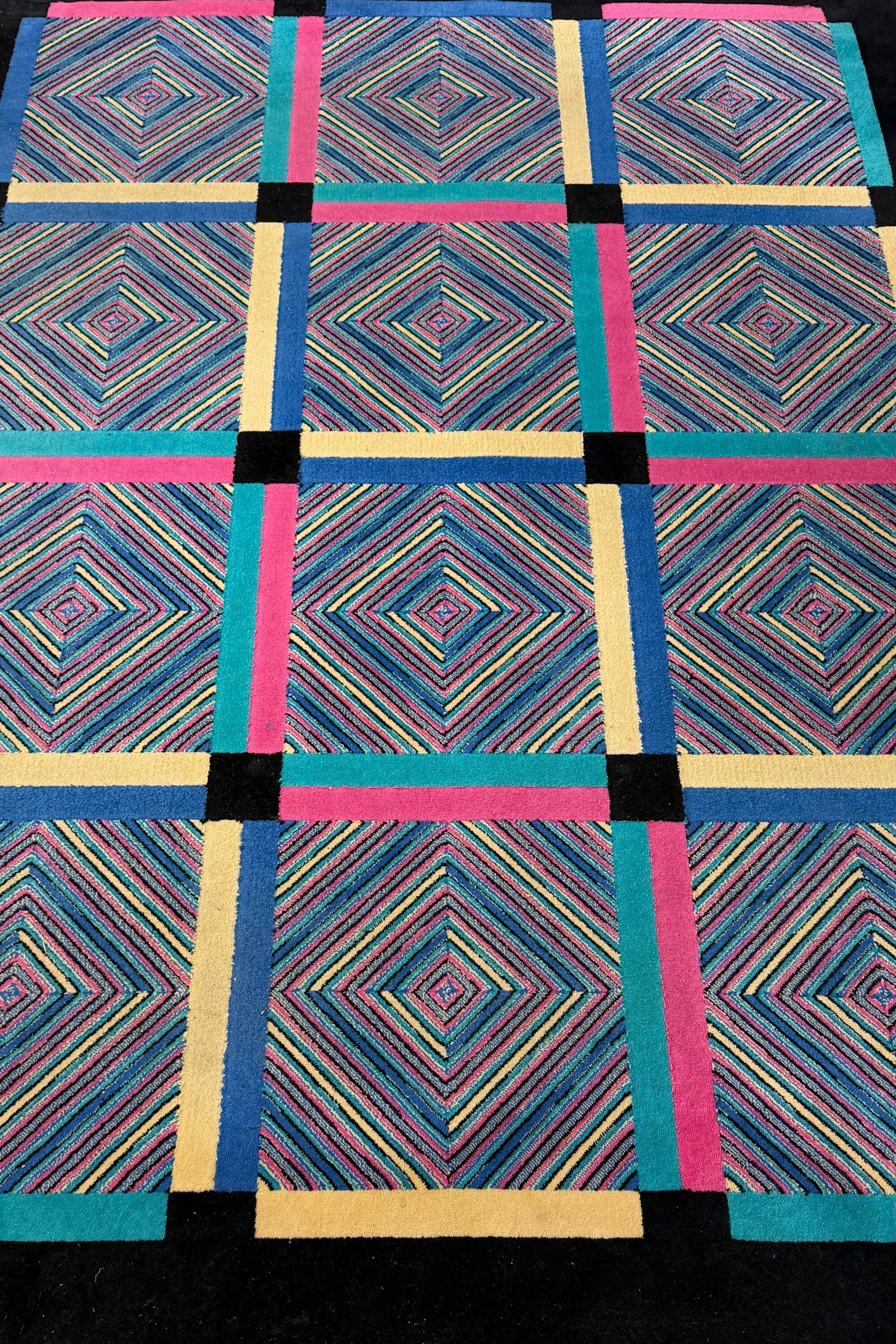 Tapis rectangulaire en laine noir et coloré par Missoni, Italie, années 1980.