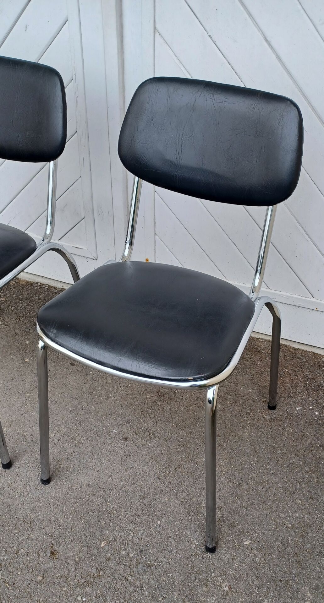 Paire de chaises vintage skaï et chrome