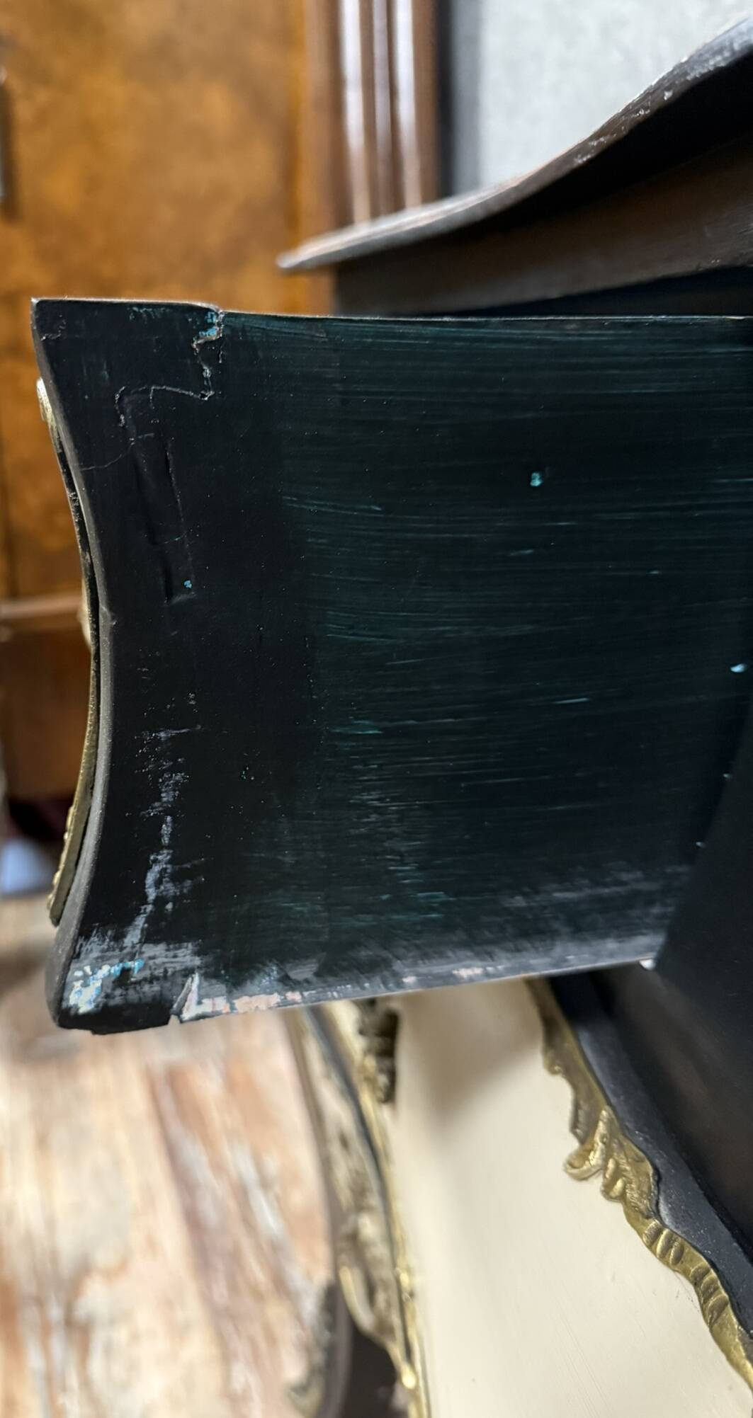 Curved Louis XV Baroque style chest of drawers in lacquered wood