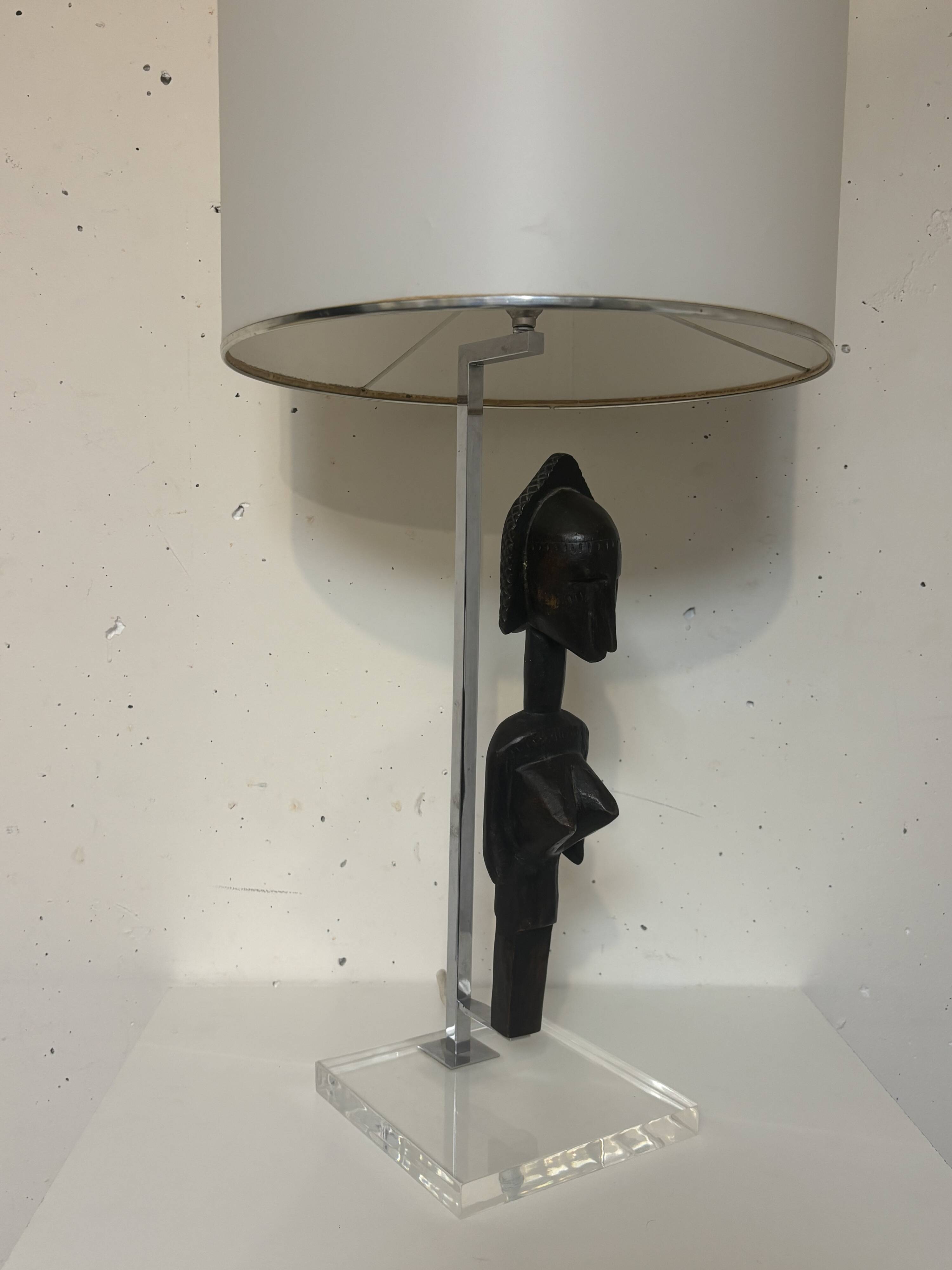 Lampe plexiglass surmontée d’un totem 1970