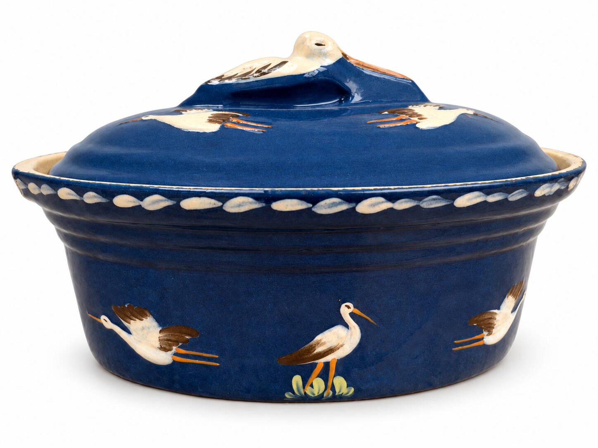 Grande terrine alsacienne de Soufflenheim bleue à décor de cigognes – 41 cm