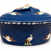 Grande terrine alsacienne de Soufflenheim bleue à décor de cigognes – 41 cm