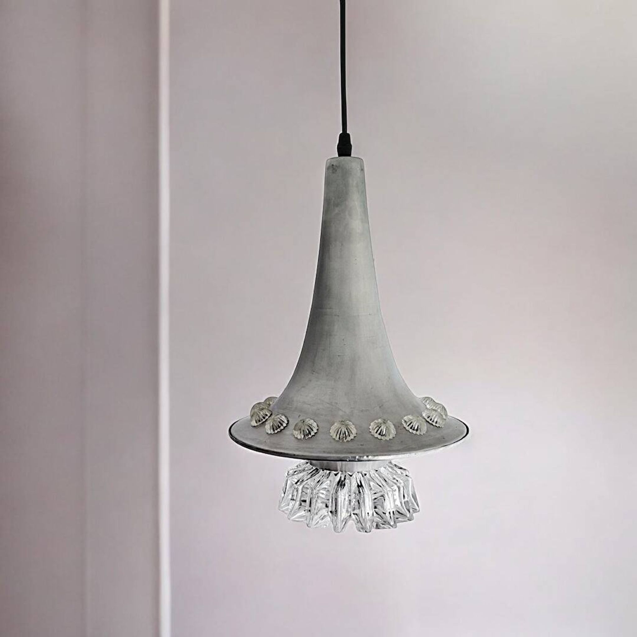 Grande lampe suspendue en aluminium contemporaine
