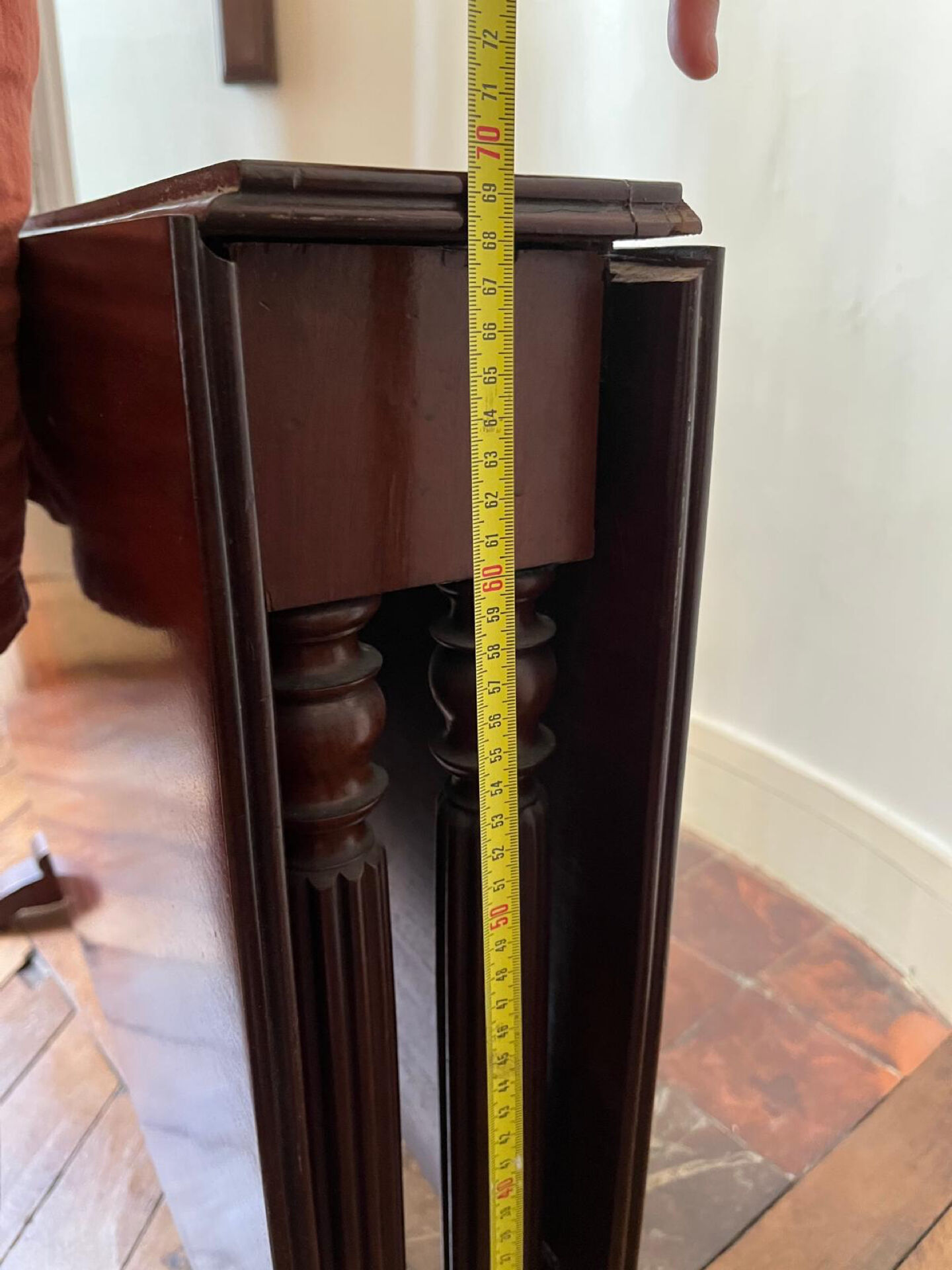 Drop-leaf table in solid mahogany — Restoration style, double column c