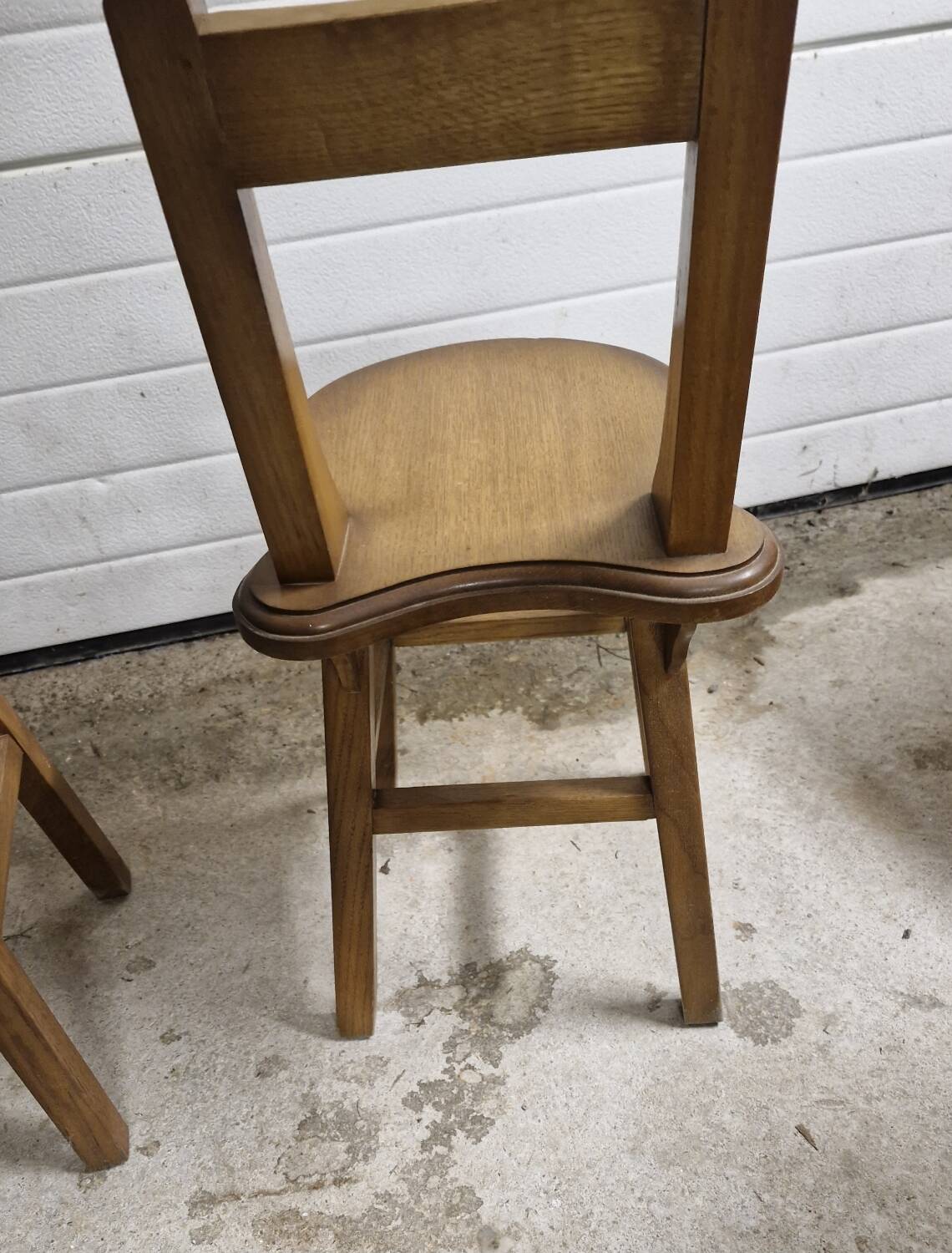 Paire de petites chaises brutalistes