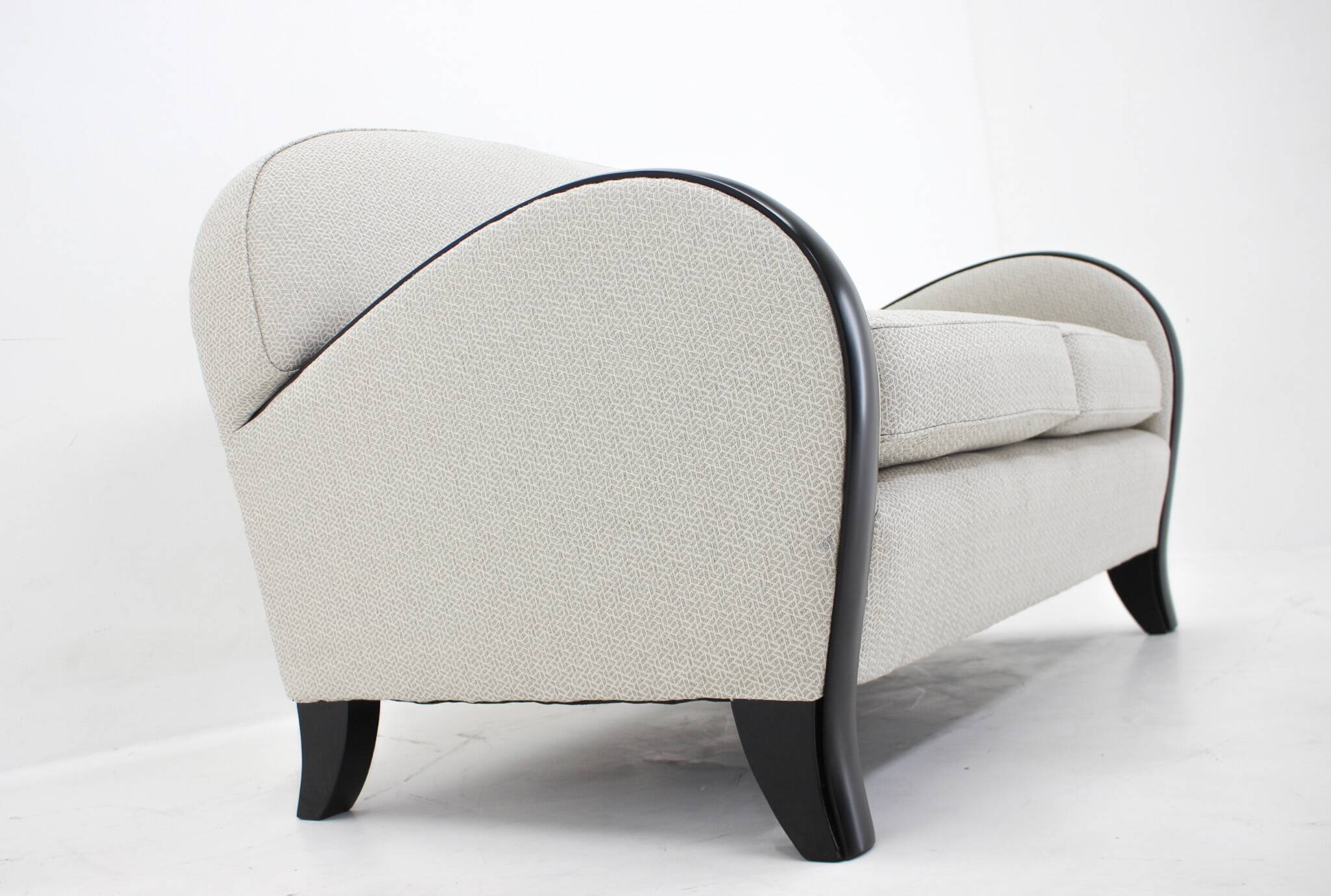 Canapé italien à deux places nouvellement rembourré des années 1940