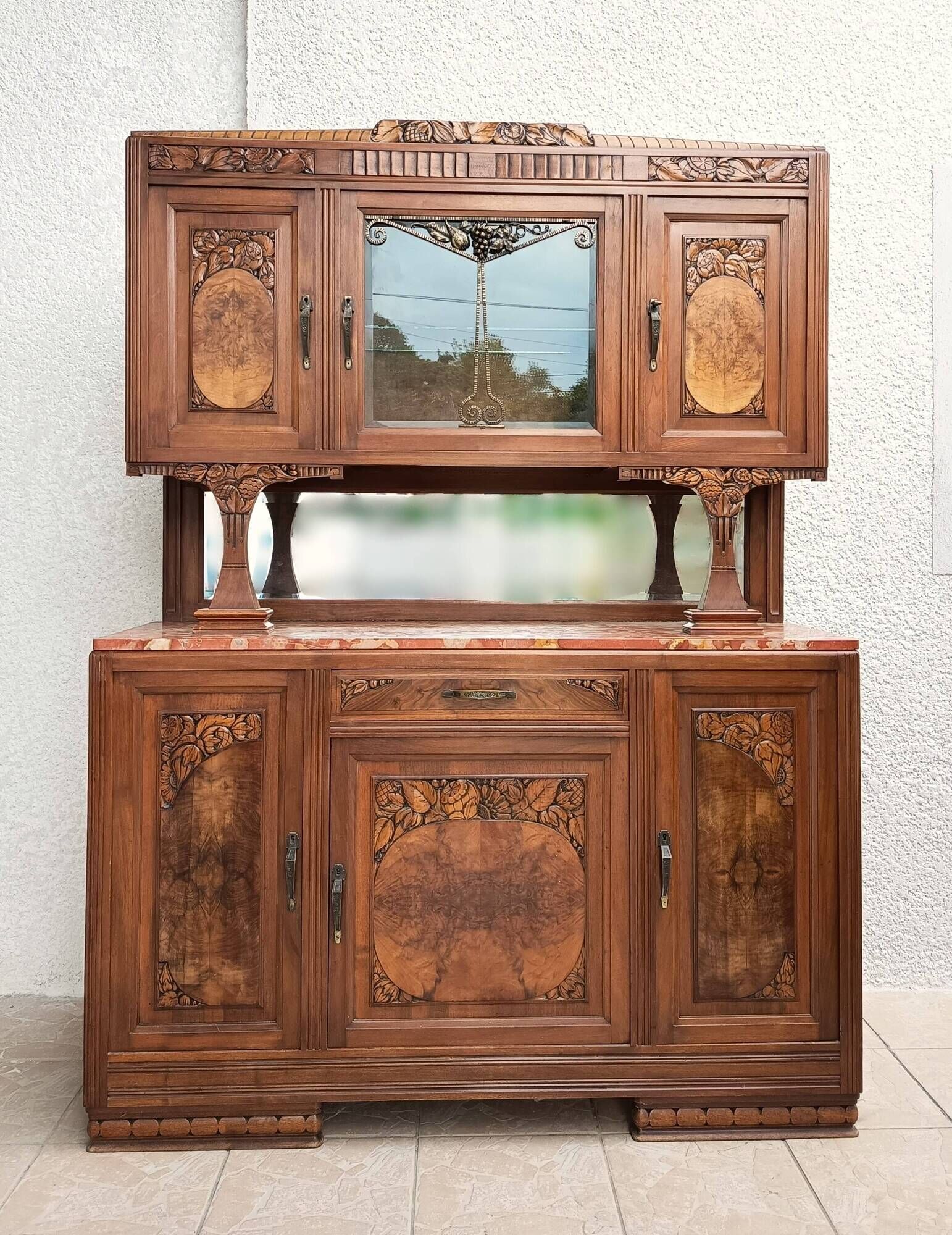 Buffet vaisselier époque Art Déco en ronce de noyer