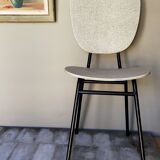 Chaise skaï moucheté et pieds tubes de métal noirs années 50