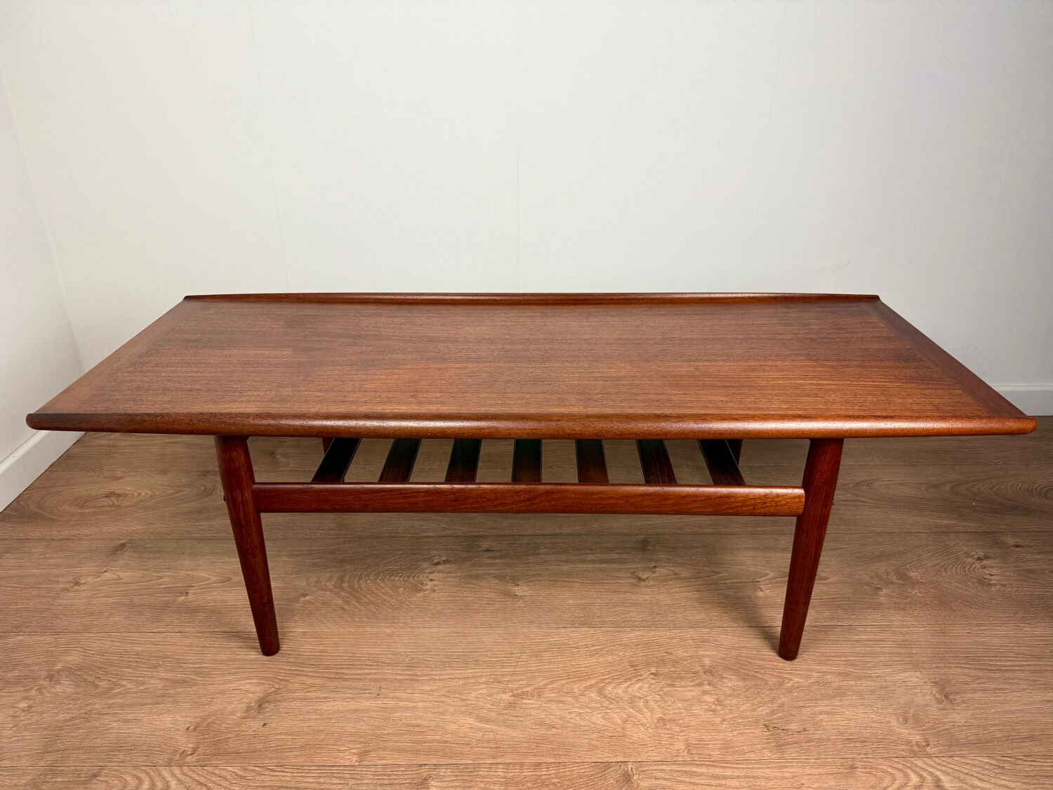 Table basse scandinave attribuée à Grete Jalk – Années 60