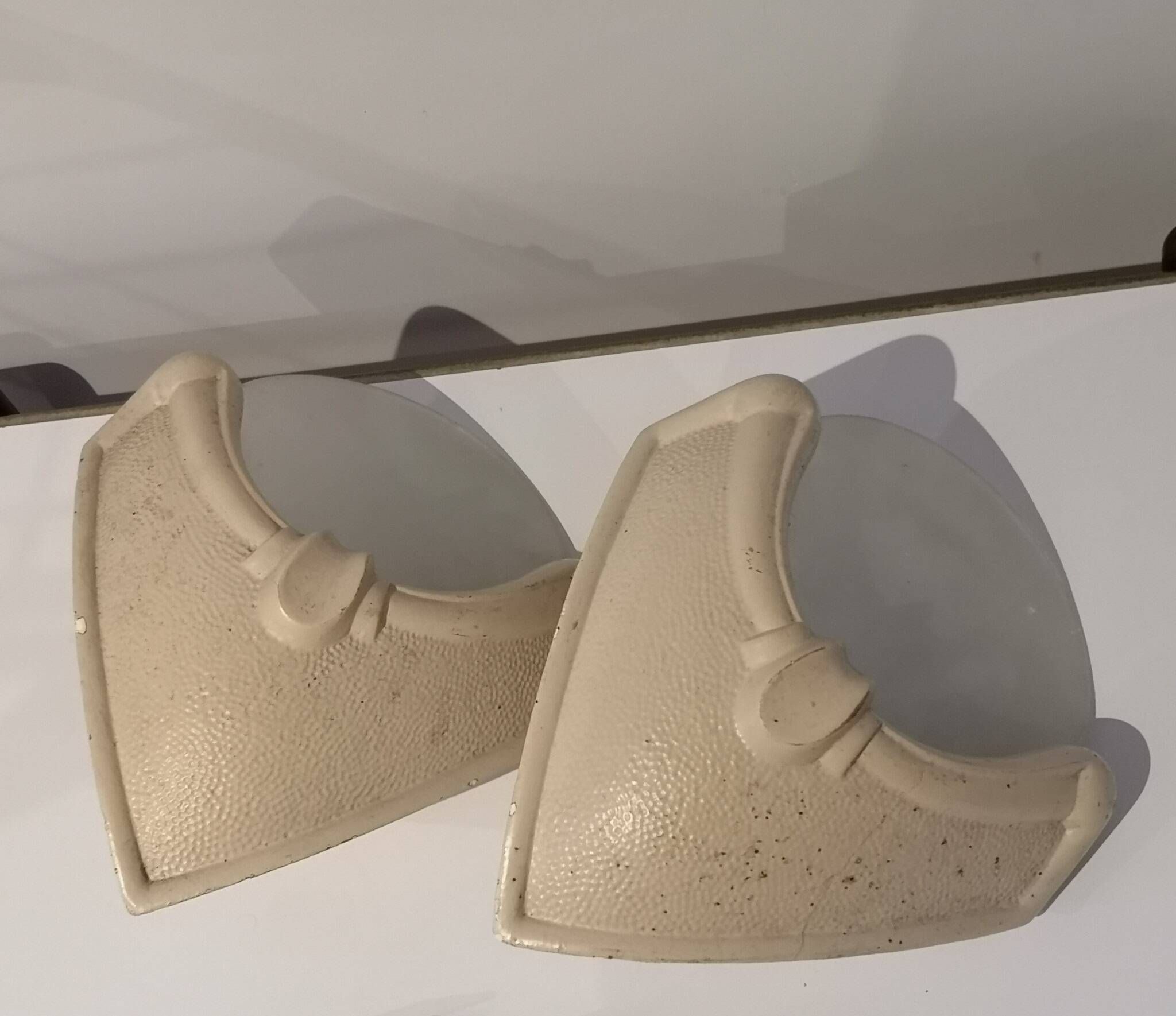 Pair of Art Deco corner wall lights in plaster and acid-etched glass, 1930s.